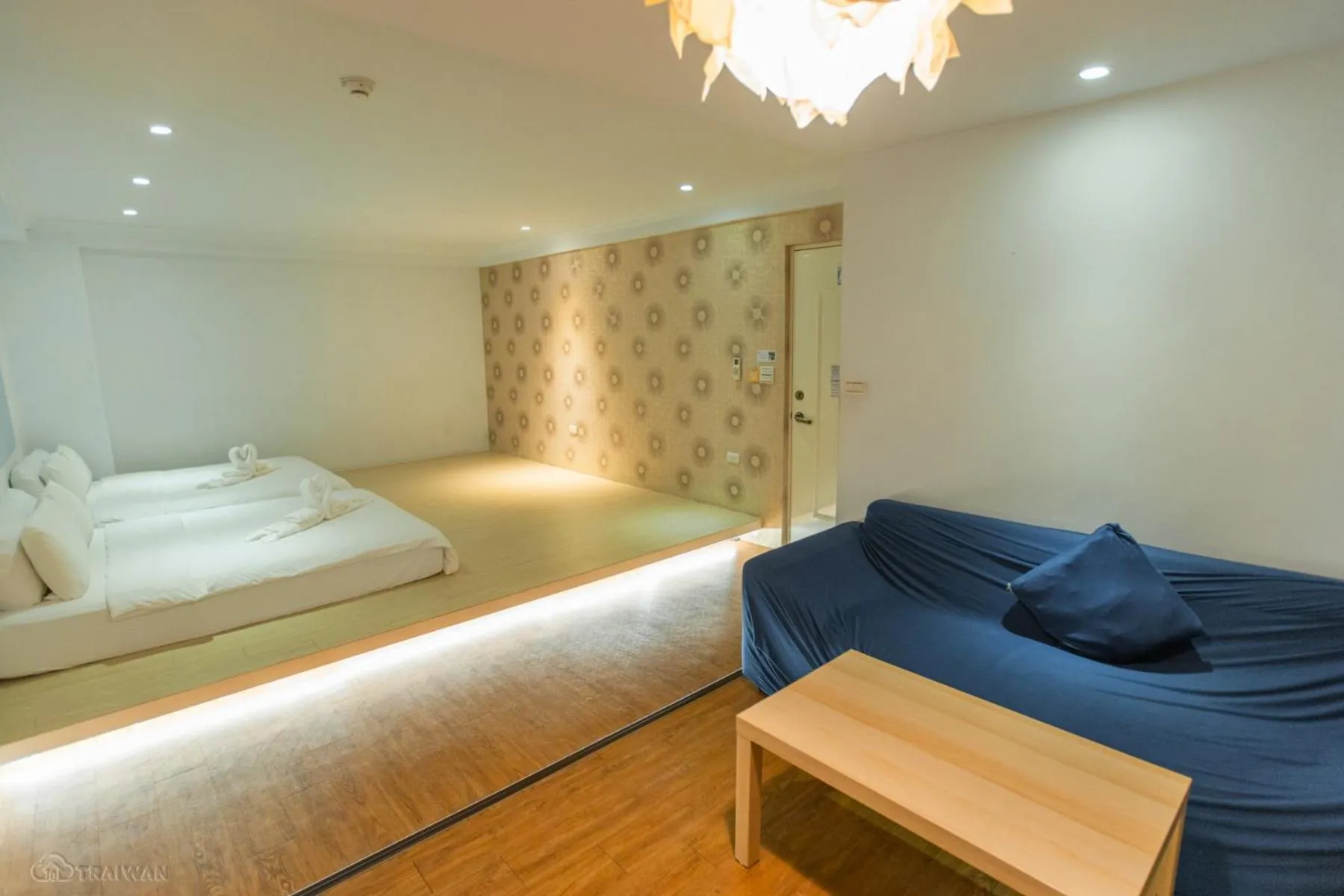 Photo of the whole room, Bed in Happiness . danshui