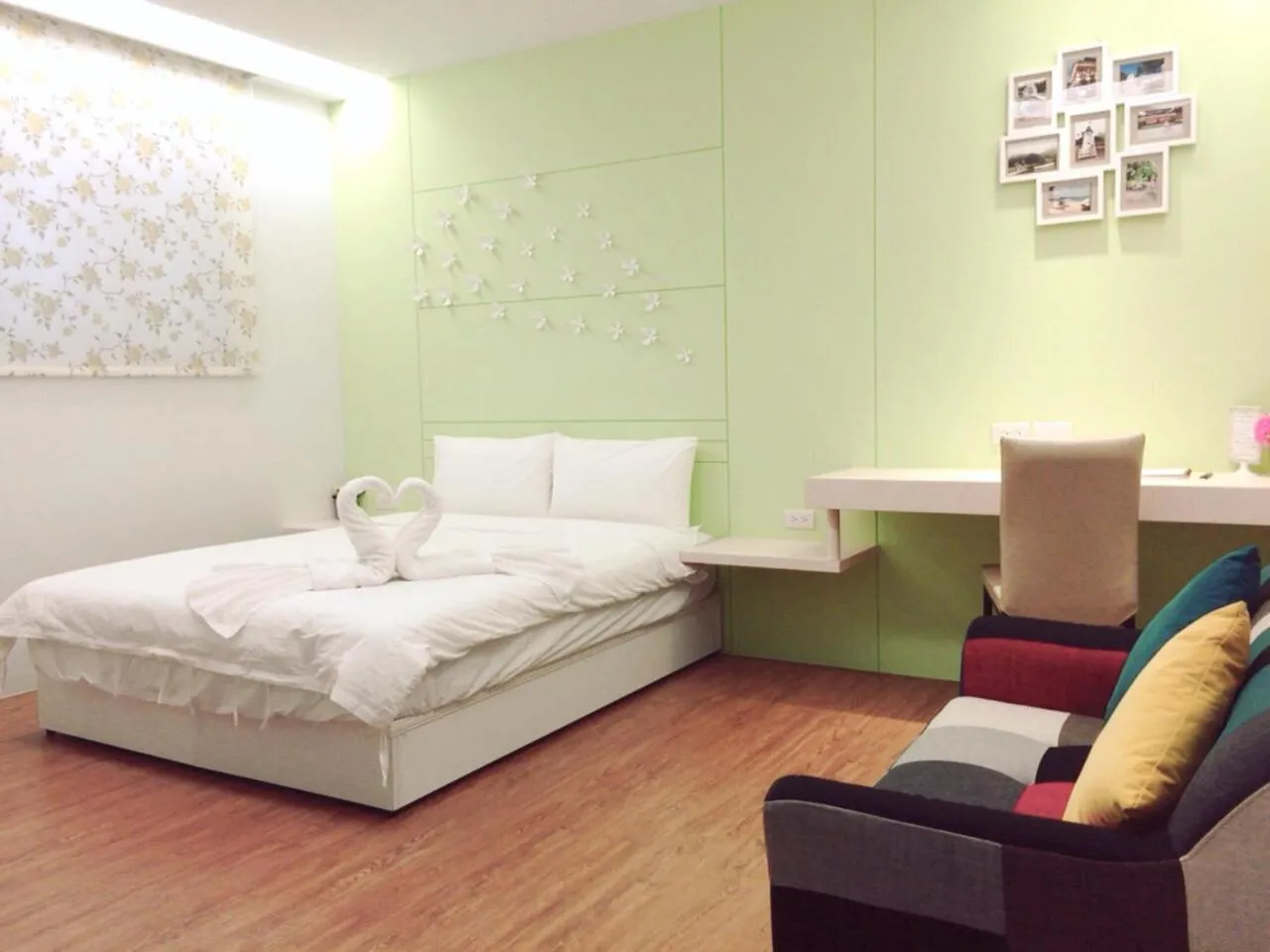 Photo of the whole room, Bed in Happiness . danshui