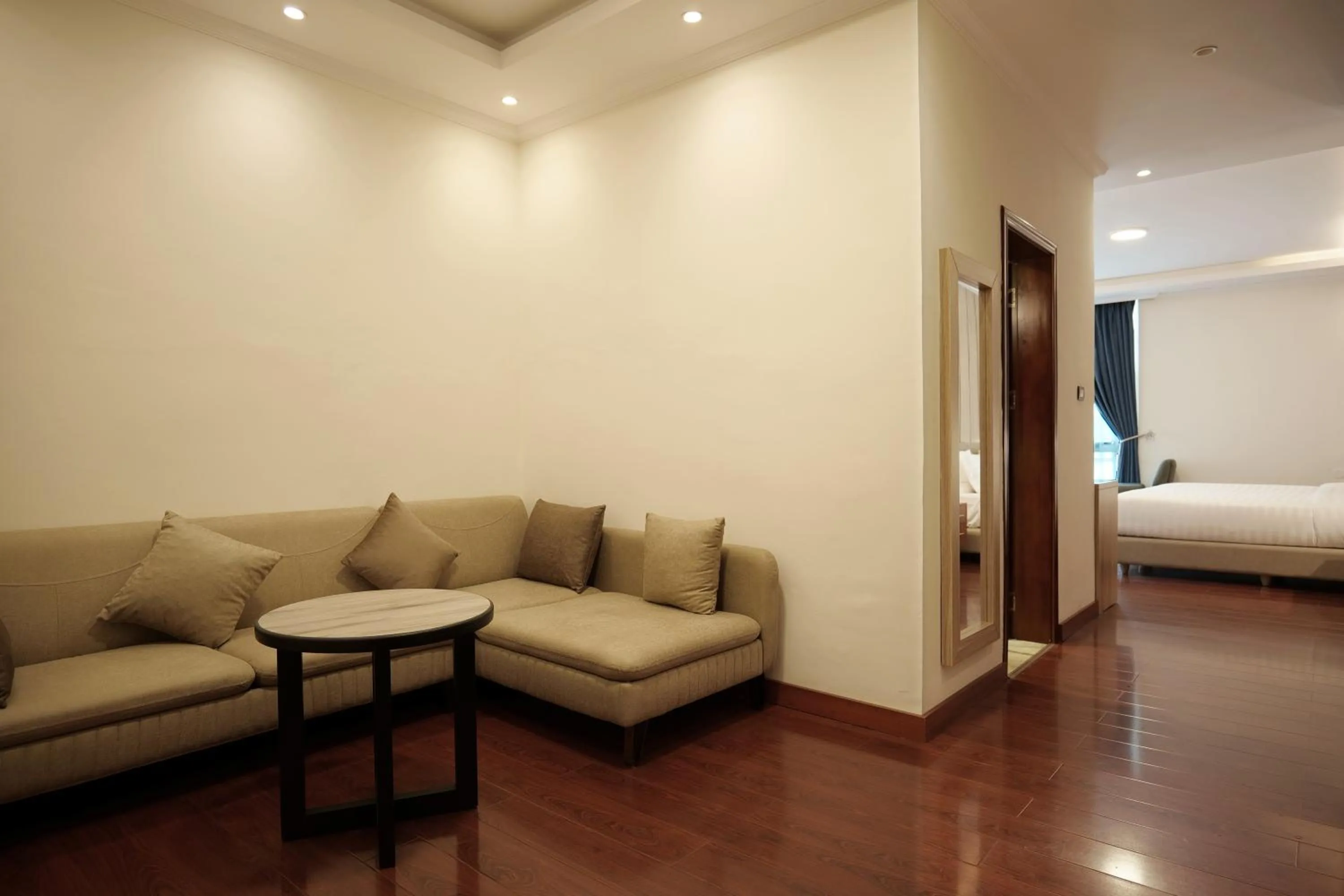 Living room, Bed in Crescent International Hotel