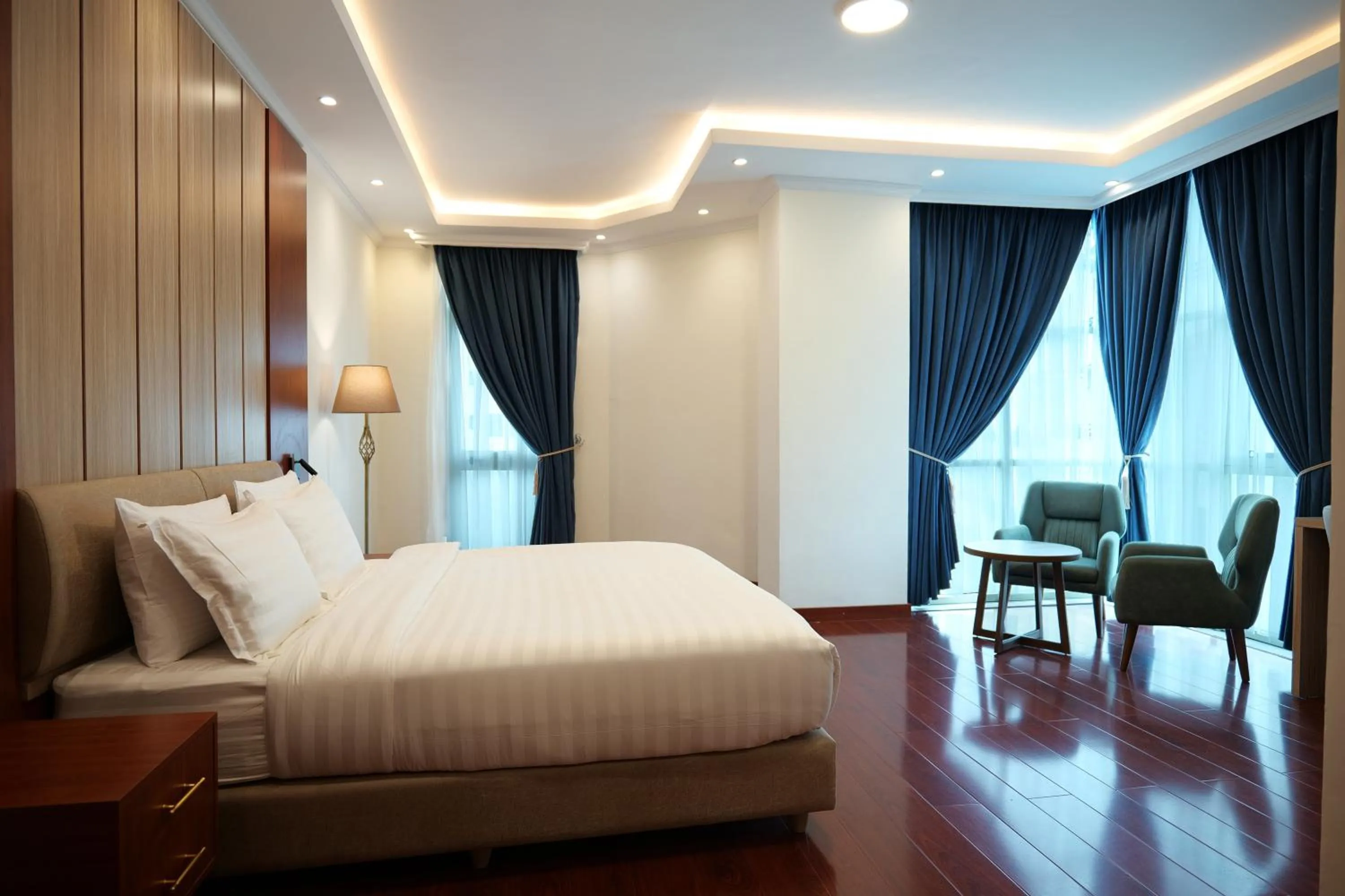 Bed in Crescent International Hotel