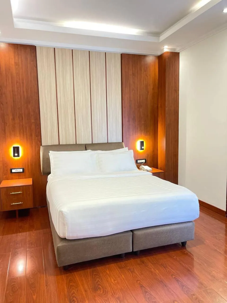 Bedroom, Bed in Crescent International Hotel