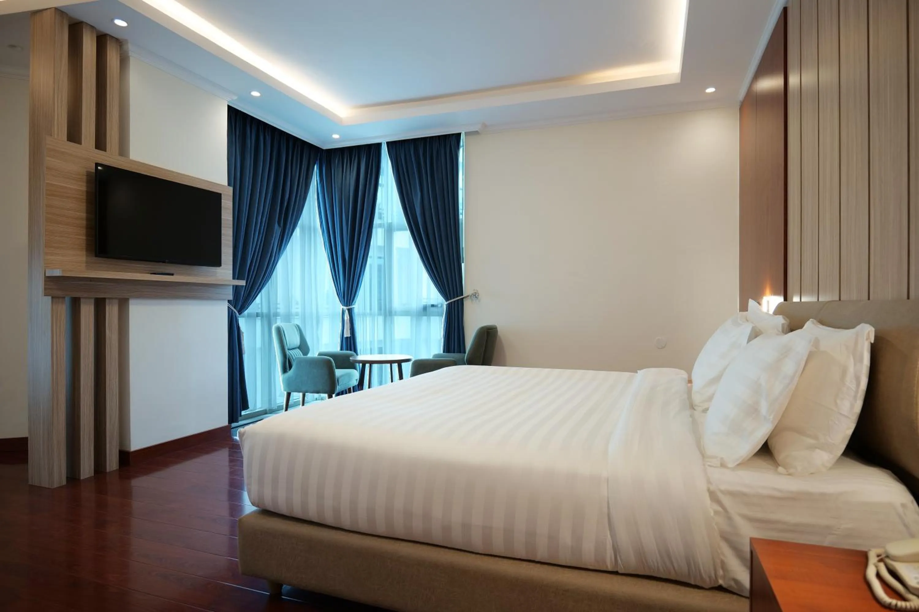 Bed in Crescent International Hotel