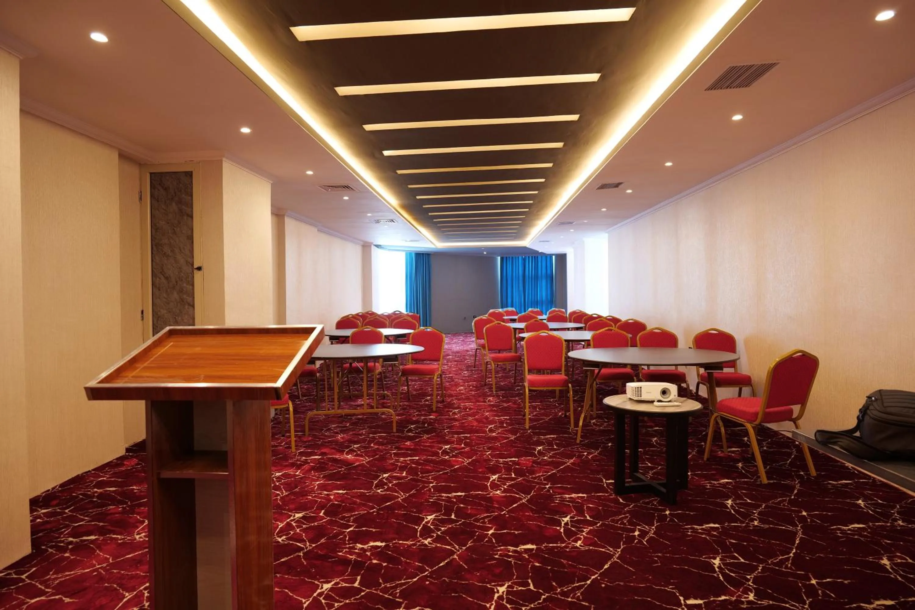 Meeting/conference room in Crescent International Hotel