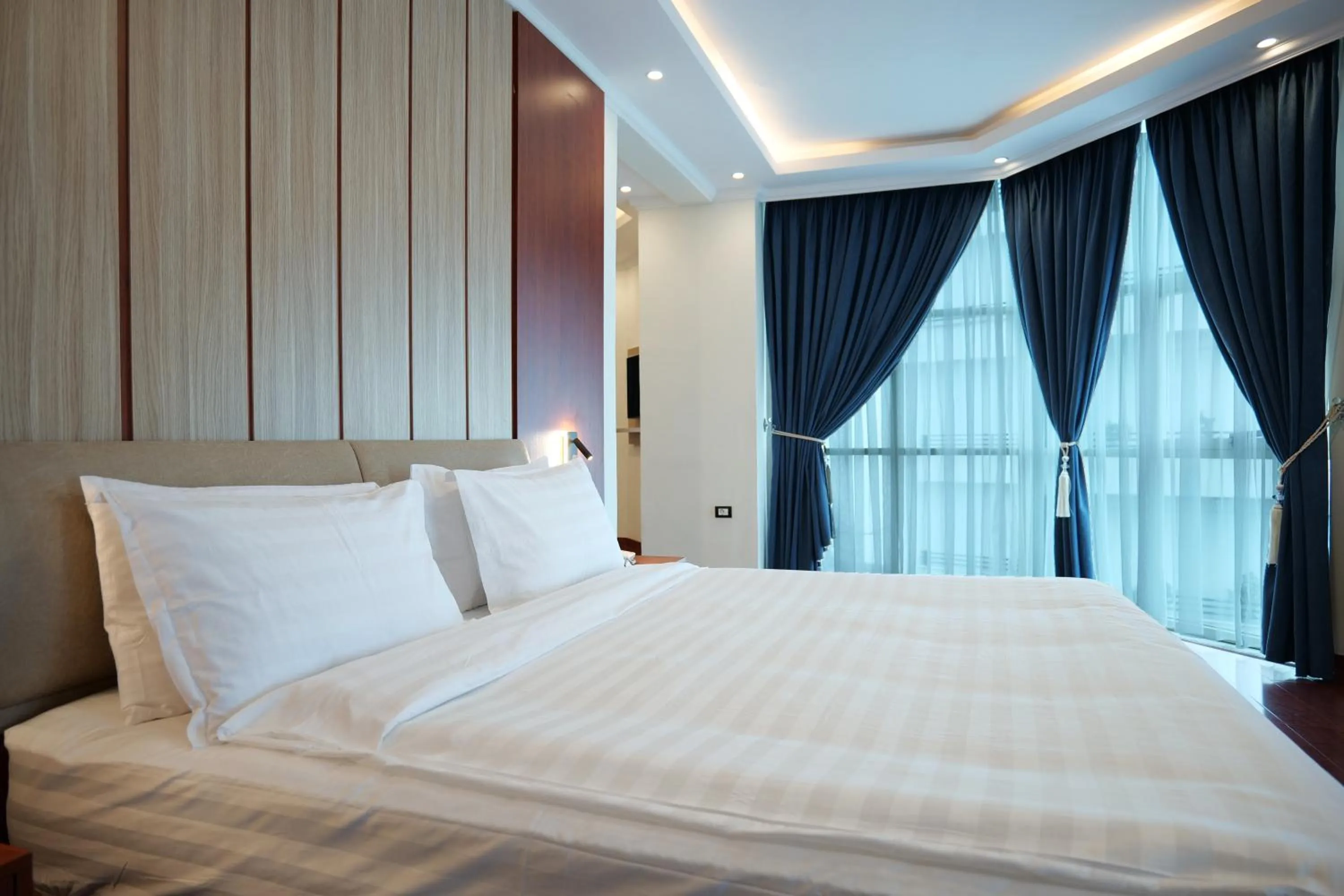 View (from property/room), Bed in Crescent International Hotel