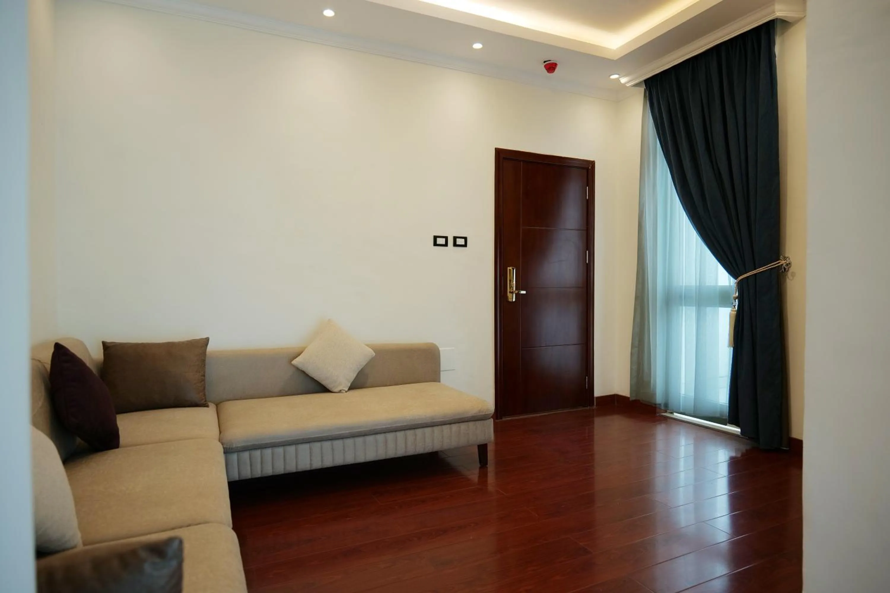 Living room in Crescent International Hotel