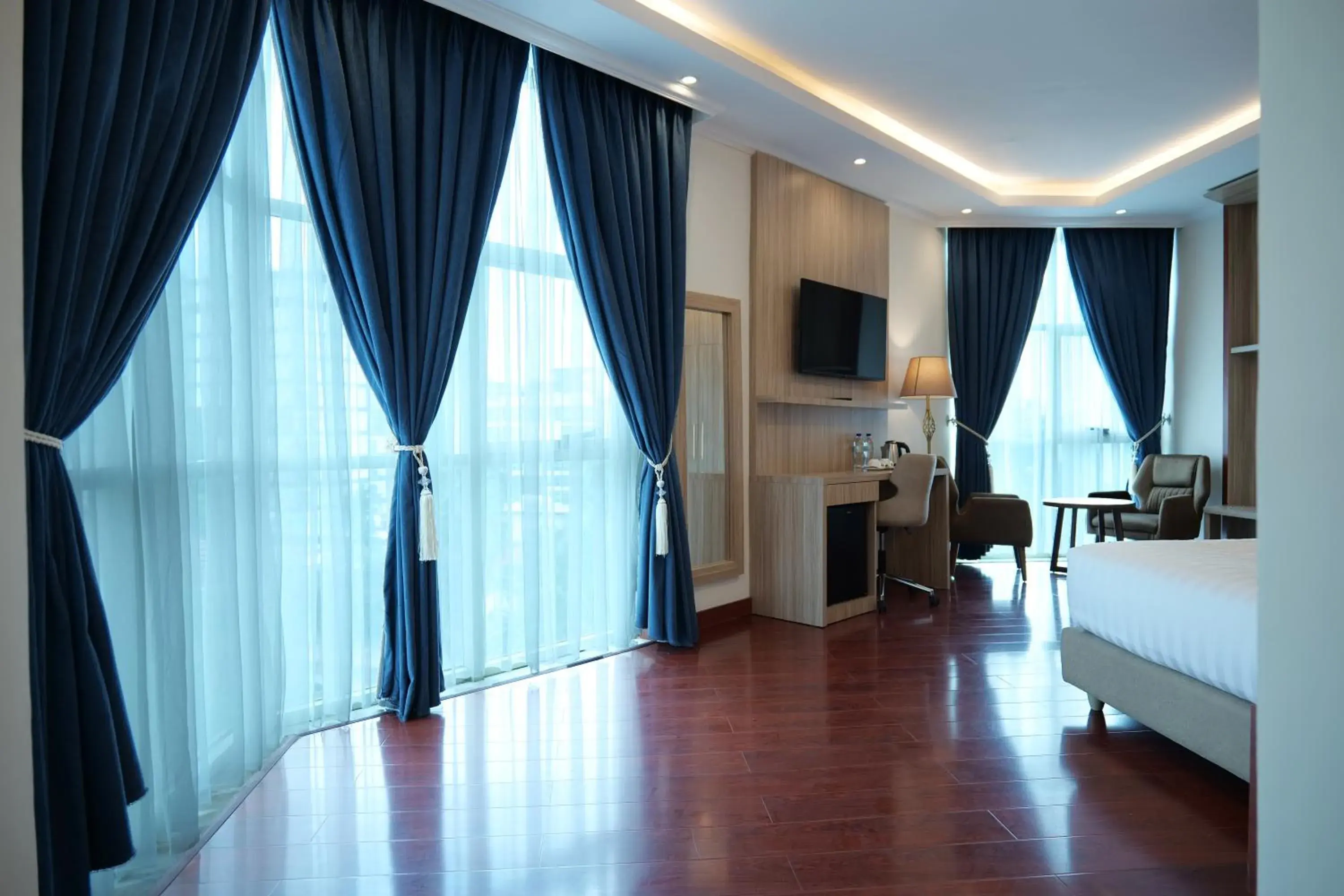 Suite with City View - single occupancy in Crescent International Hotel Suite with City View - single occupancy in Crescent International Hotel