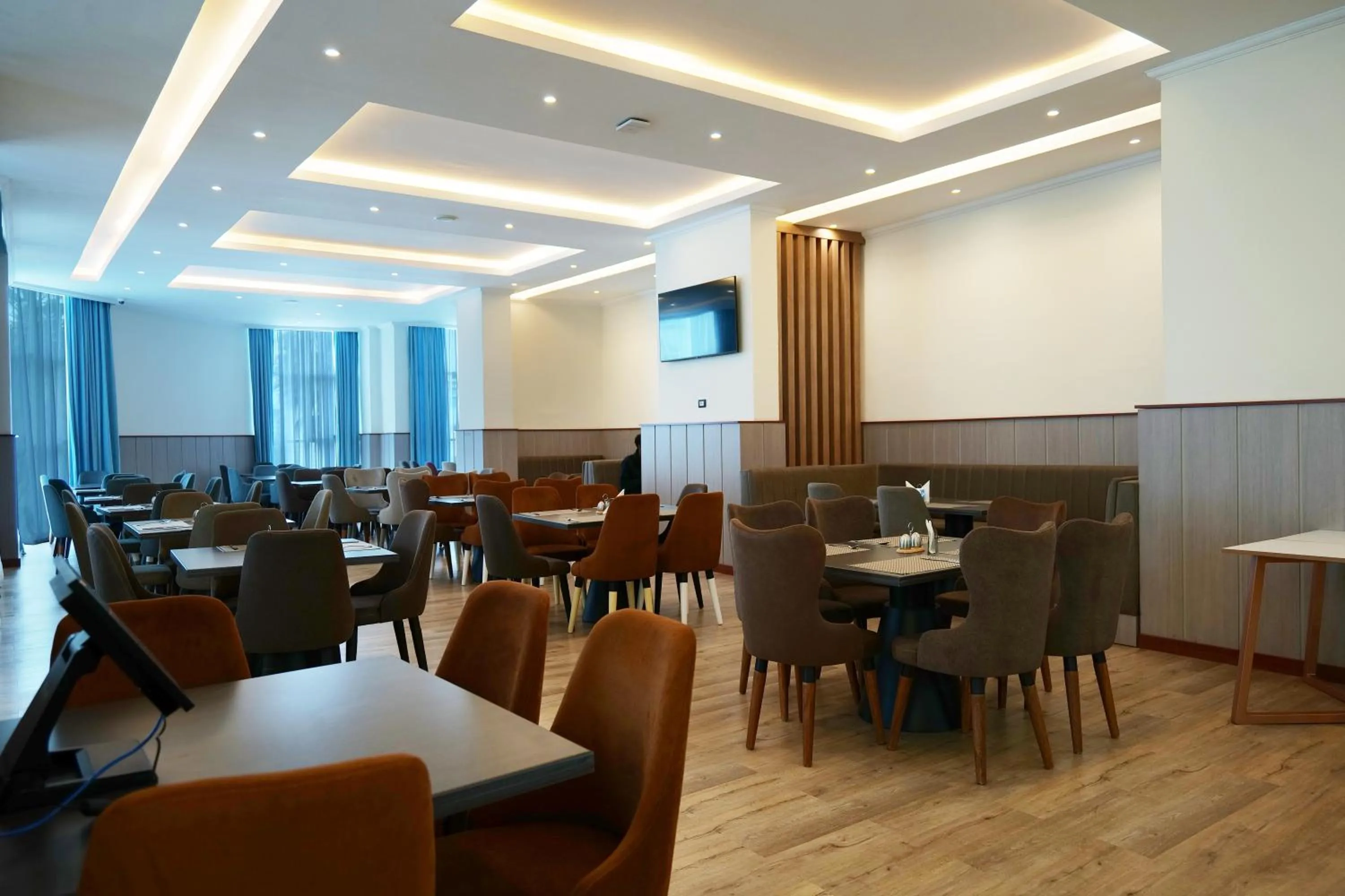 Restaurant/places to eat in Crescent International Hotel