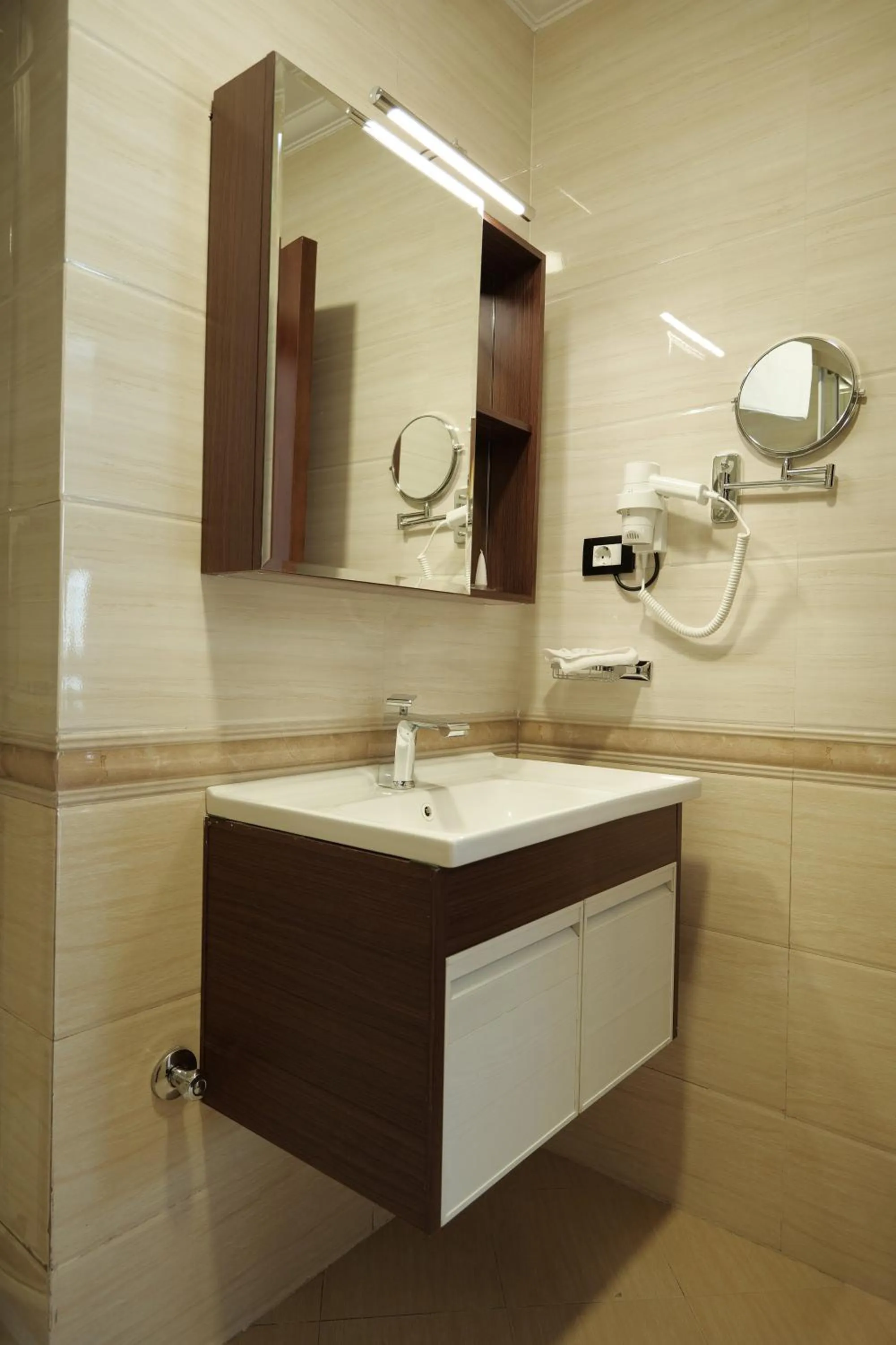 hair dryier in Crescent International Hotel