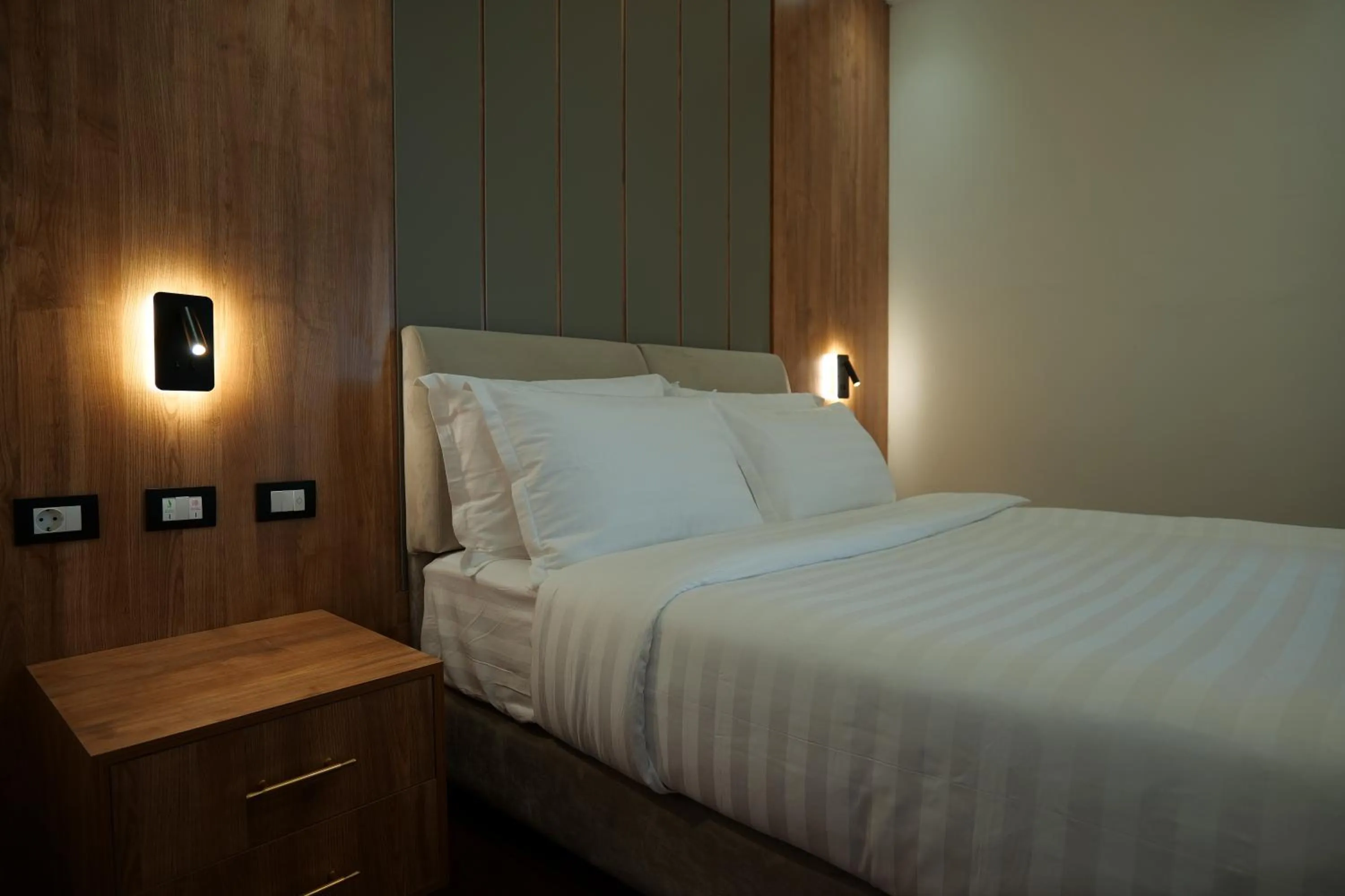 Bedroom, Bed in Crescent International Hotel