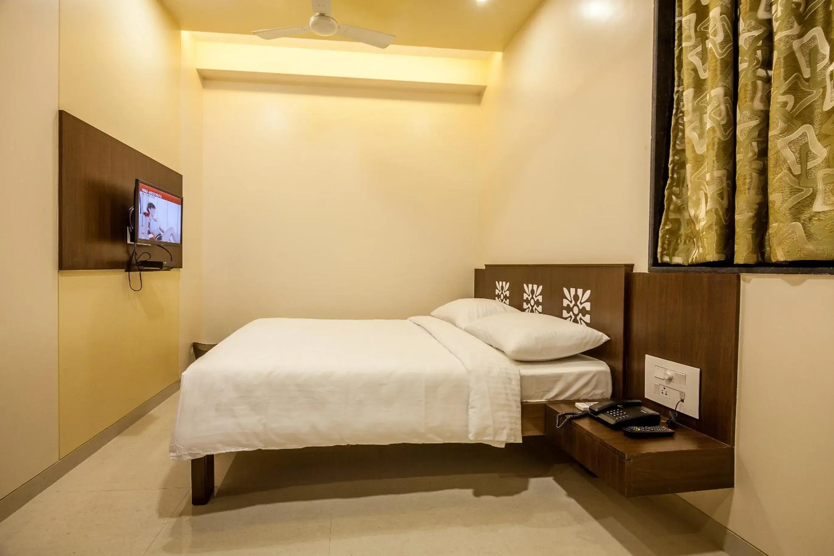 Deluxe Double Room in City Guest House - Dadar Deluxe Double Room in City Guest House - Dadar