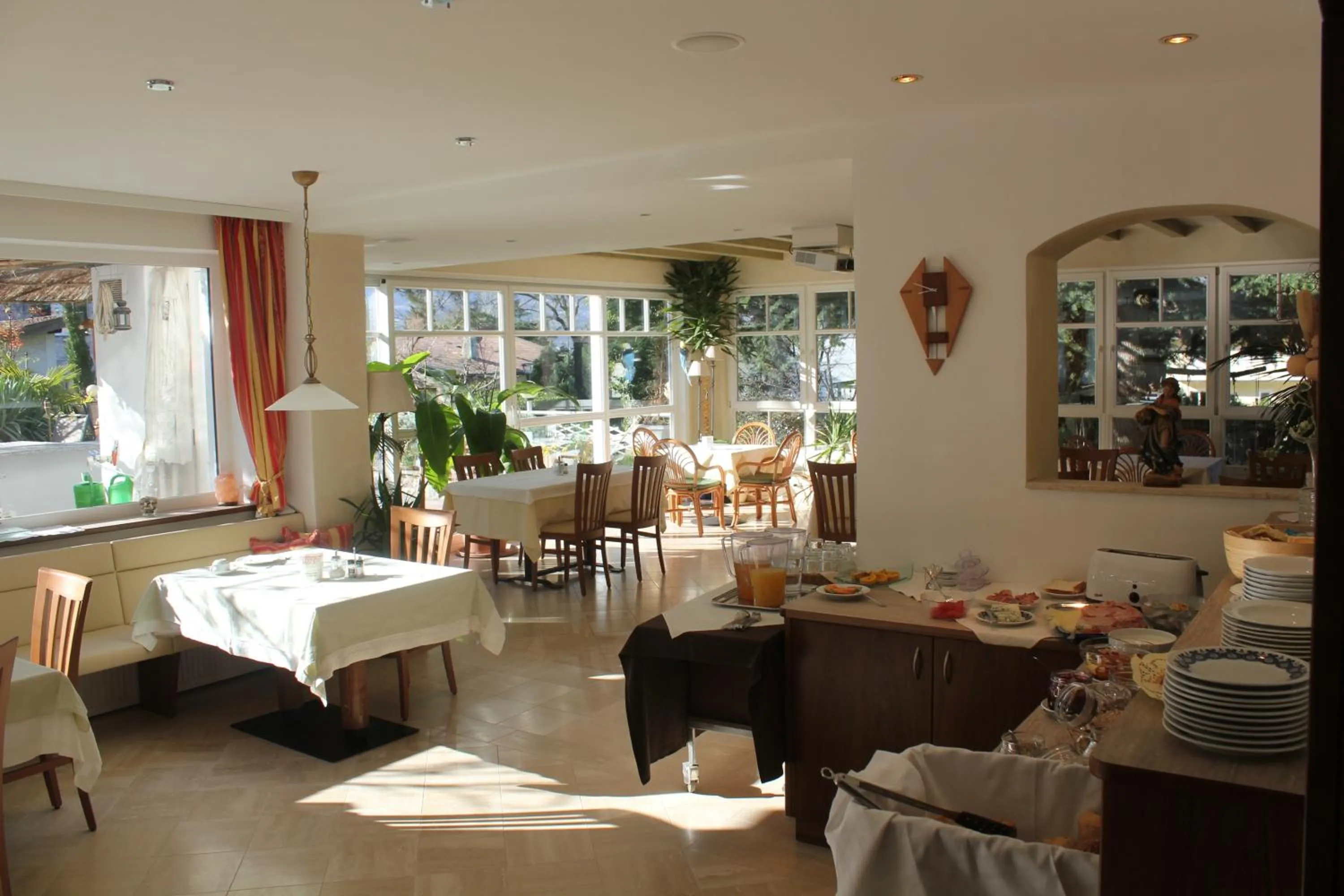 Restaurant/places to eat in Hotel Annabell