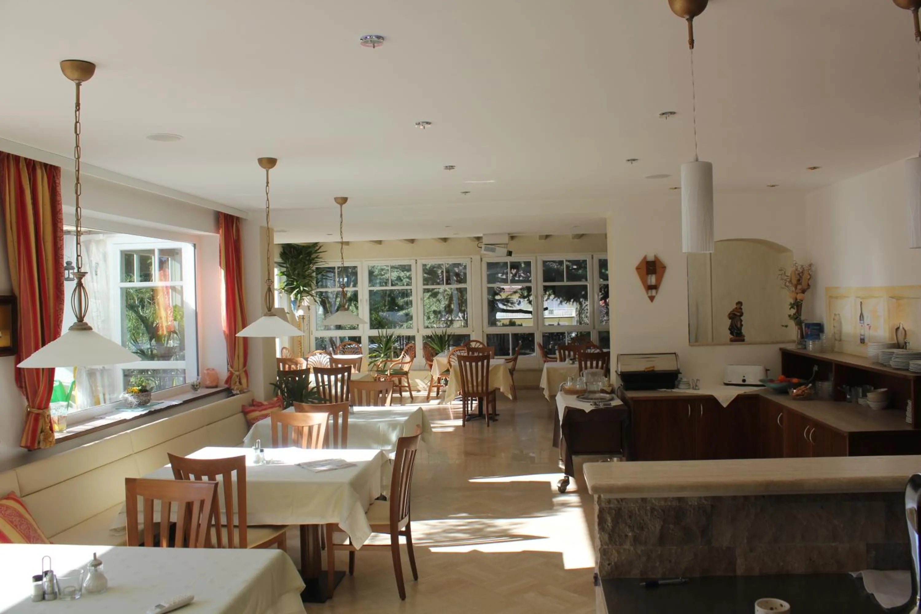 Restaurant/places to eat in Hotel Annabell