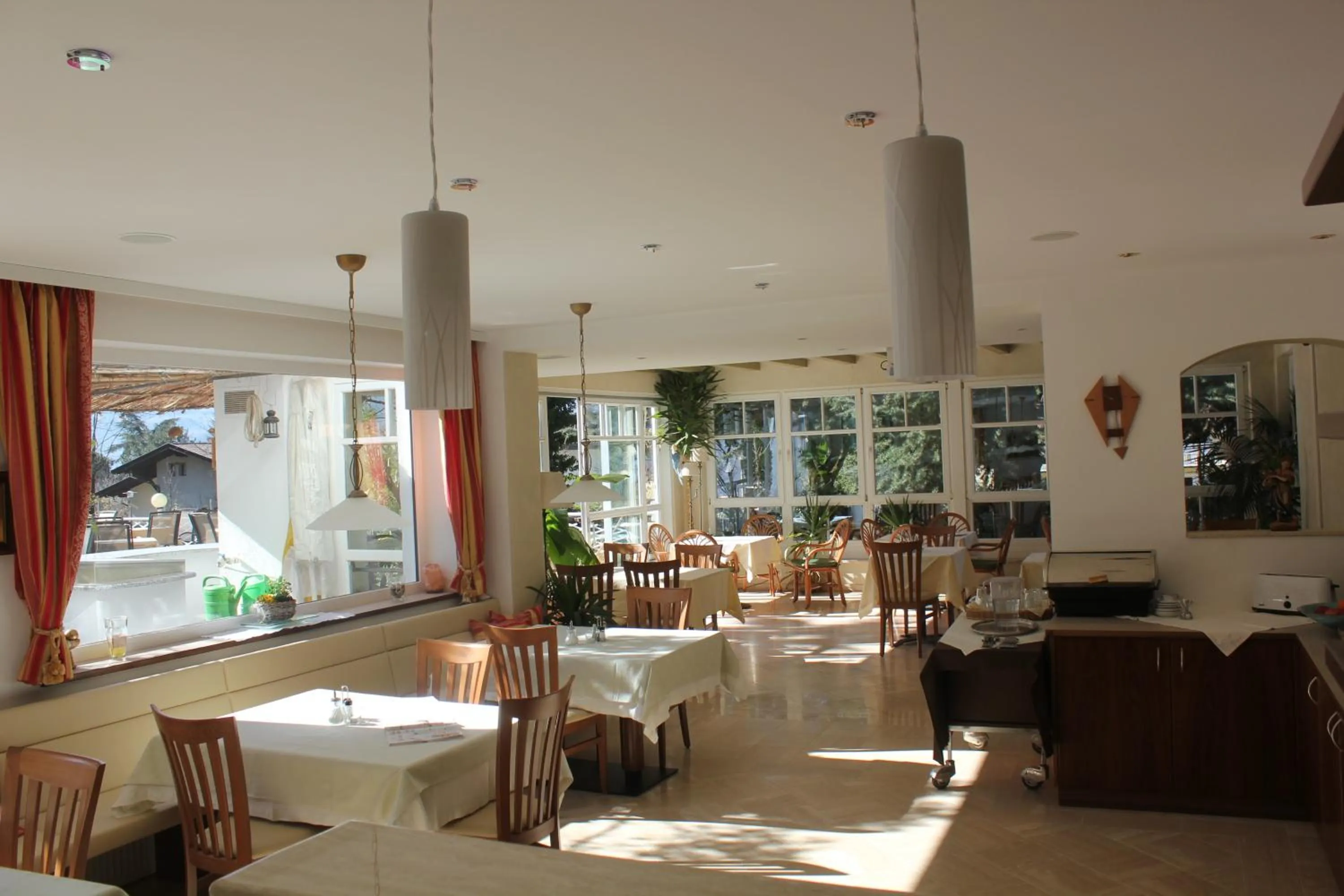 Restaurant/places to eat in Hotel Annabell