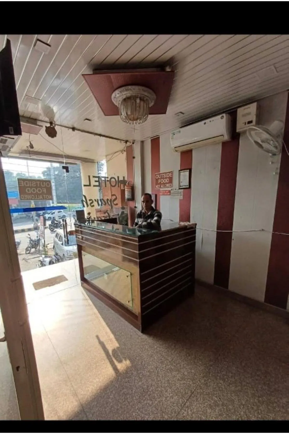 Restaurant/places to eat in Hotel Sparsh Ganga