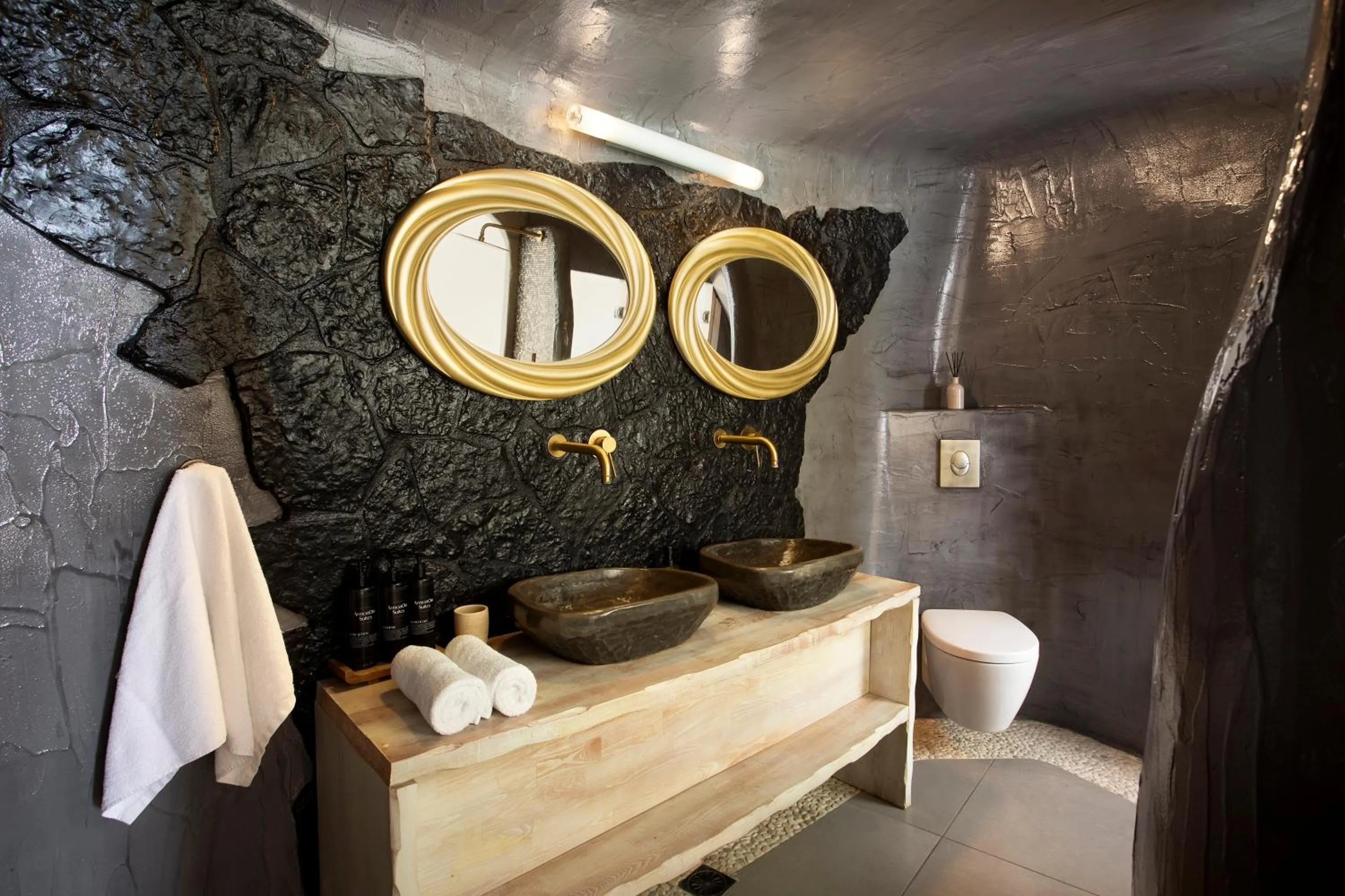 Toilet in ArmonOia Caves