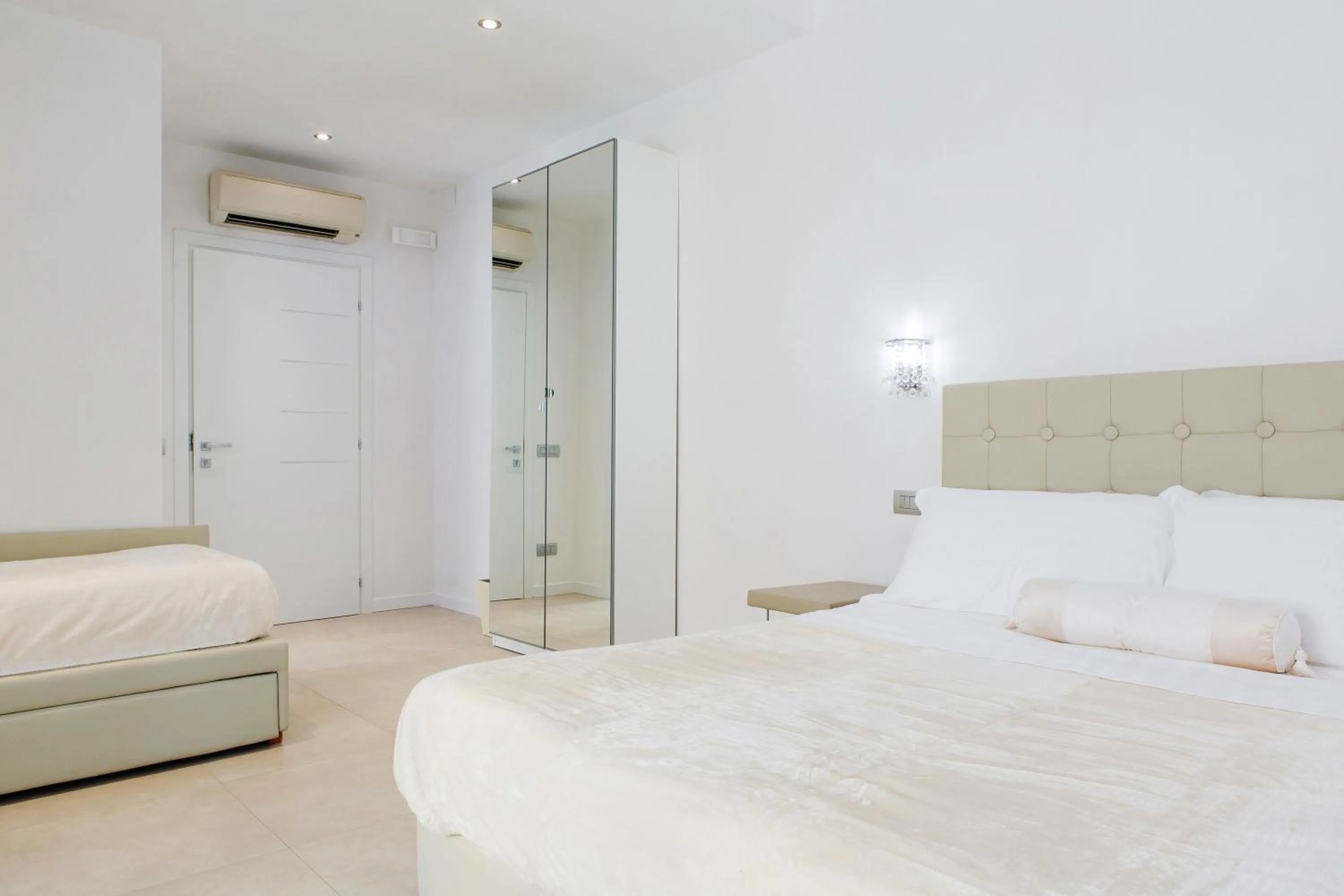 Photo of the whole room, Bed in Vatican Grand Suite