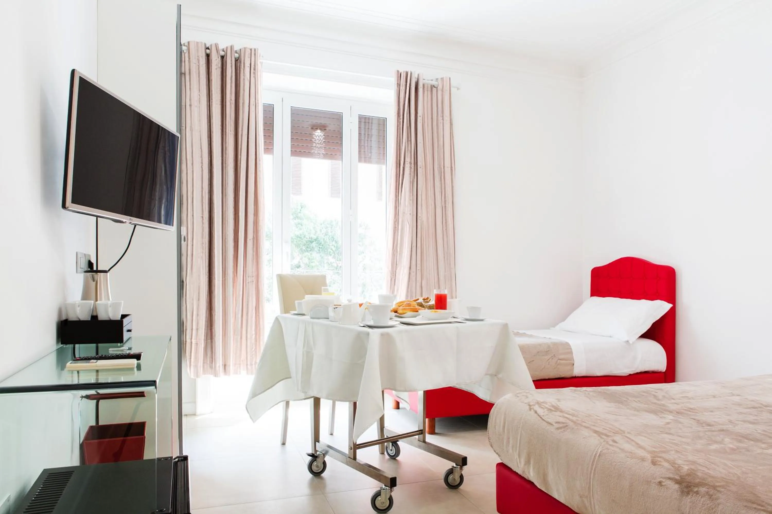 Photo of the whole room, Bed in Vatican Grand Suite