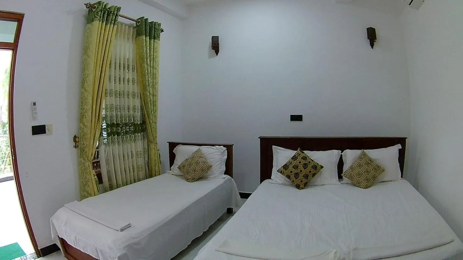 Bed in Sea Zone Hotel Nilaveli