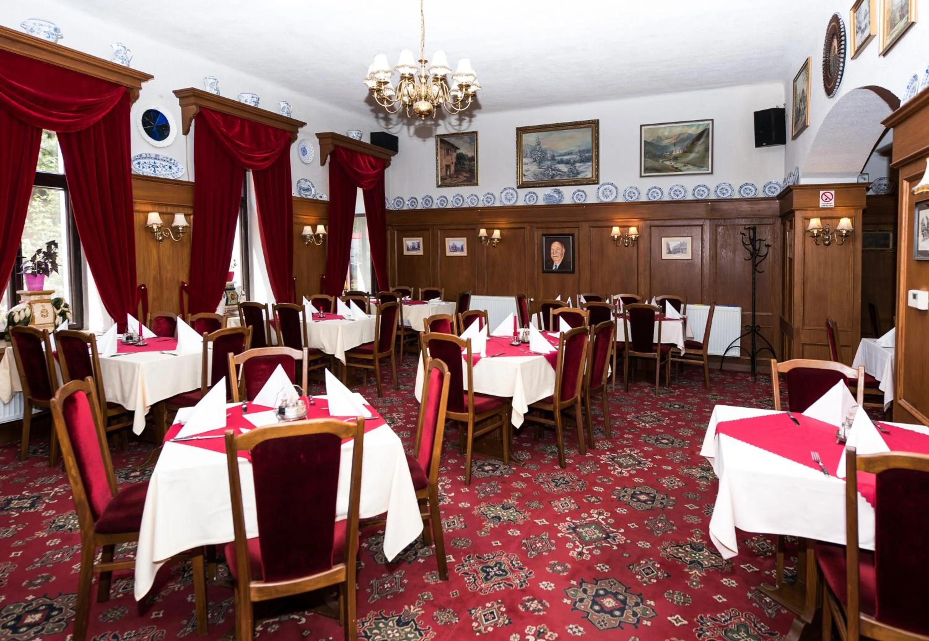 Restaurant/places to eat in Hotel Drnholec