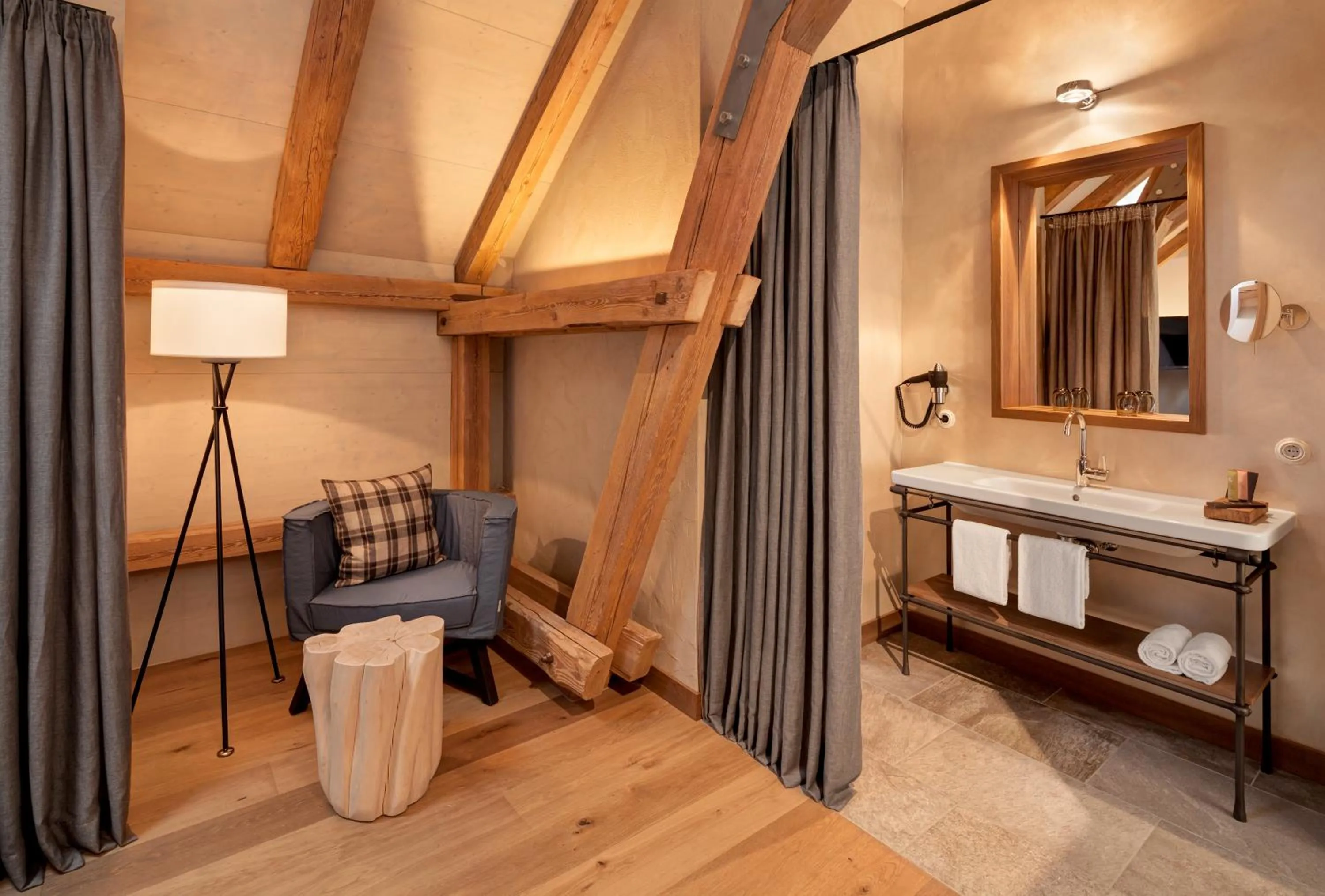 Photo of the whole room in AlmRefugio