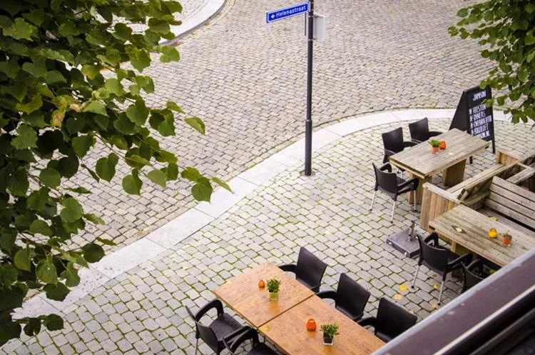 Restaurant/places to eat in Jambon