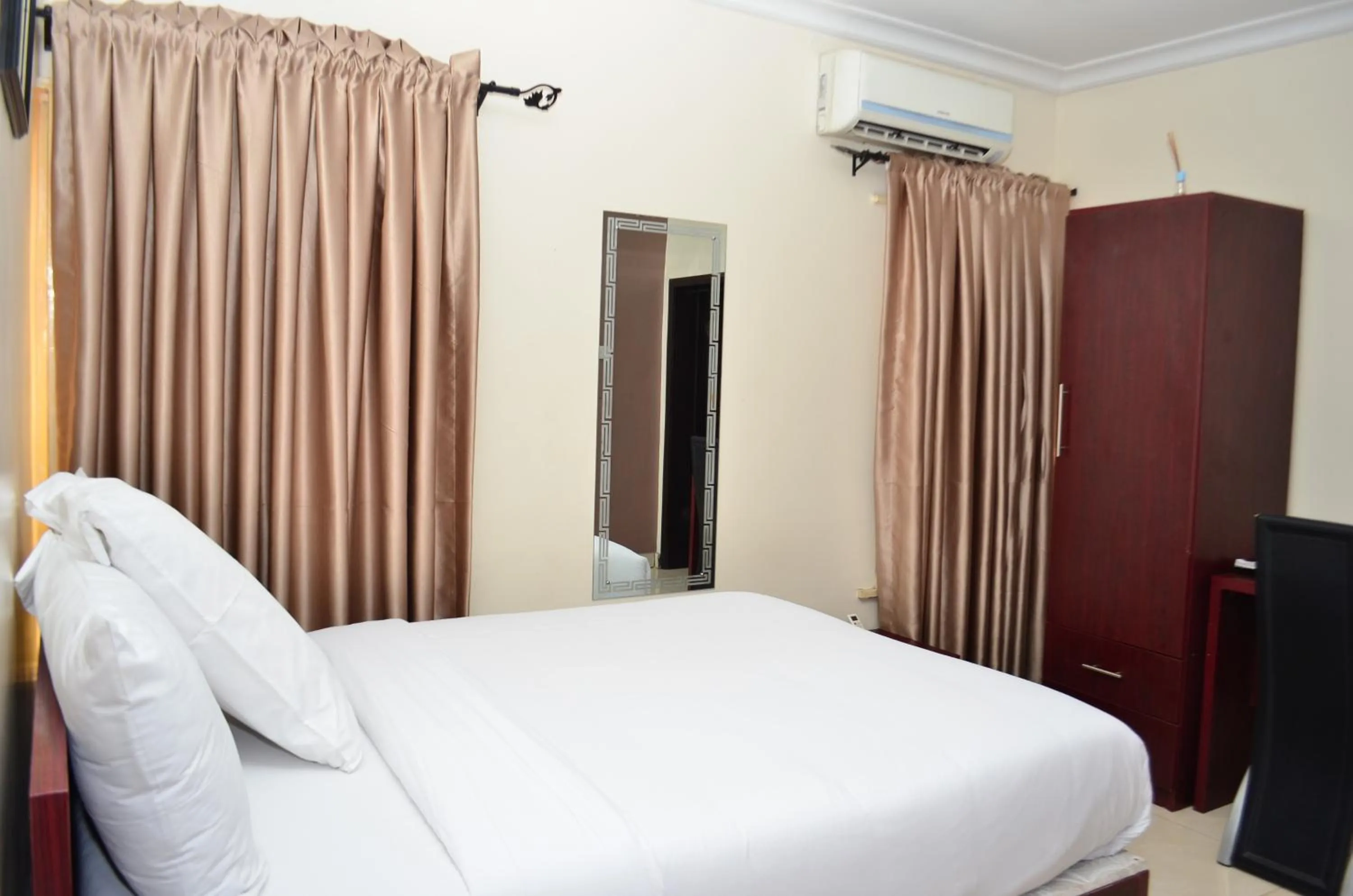 Bed in De Rigg Place - Alaka Estate, Surulere
