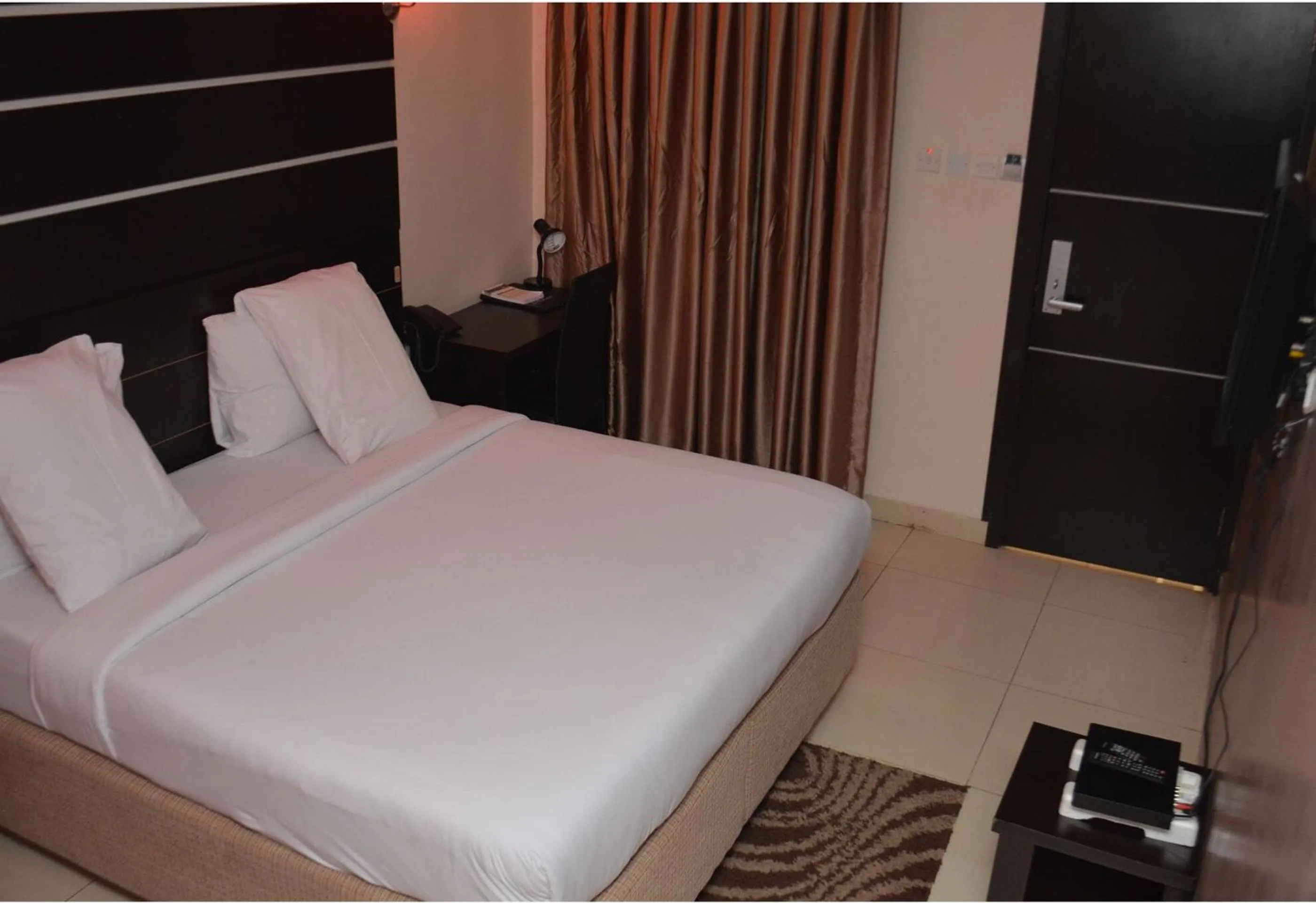 Bedroom, Bed in De Rigg Place - Alaka Estate, Surulere
