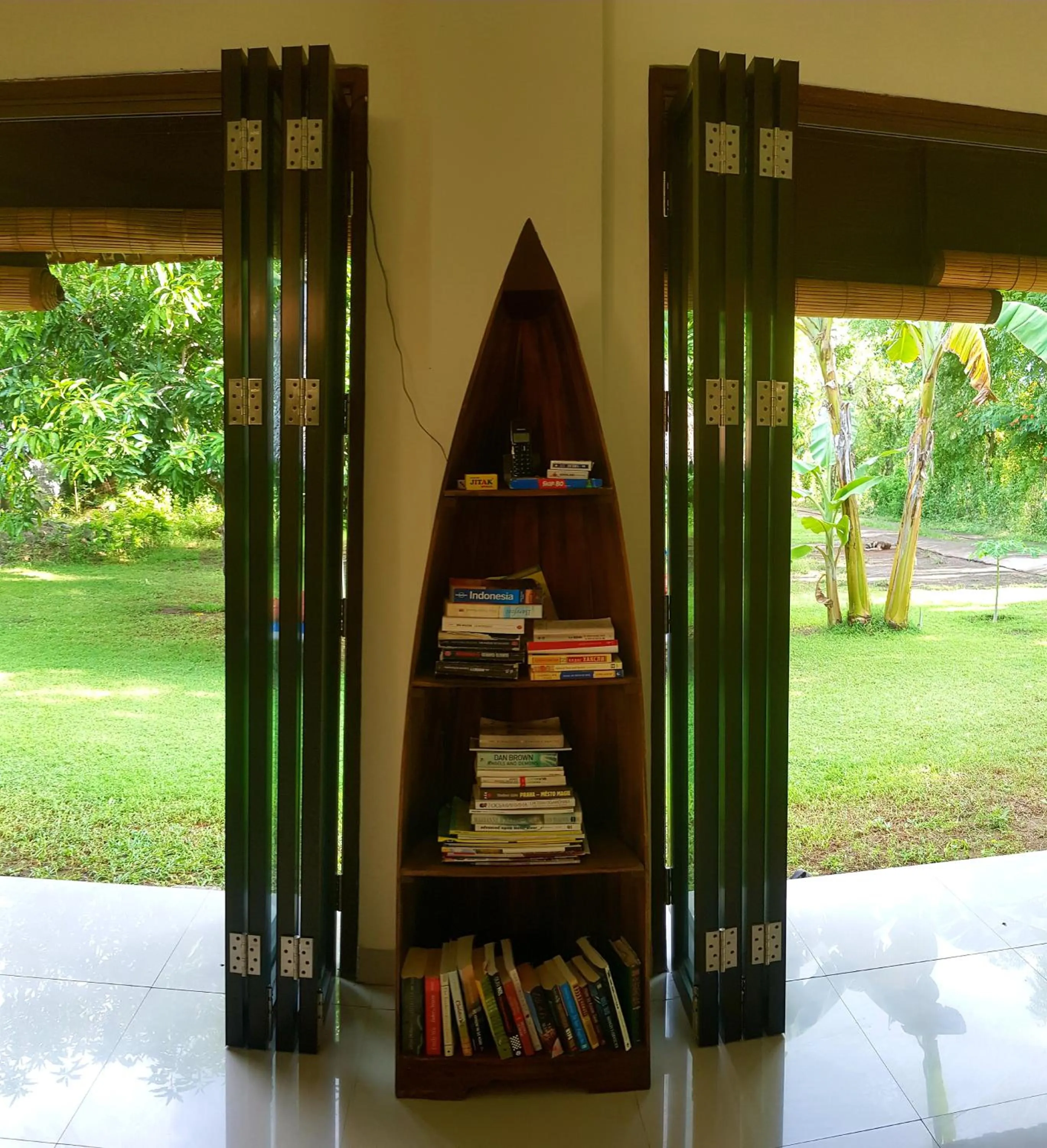 Library in Mango Tree Inn