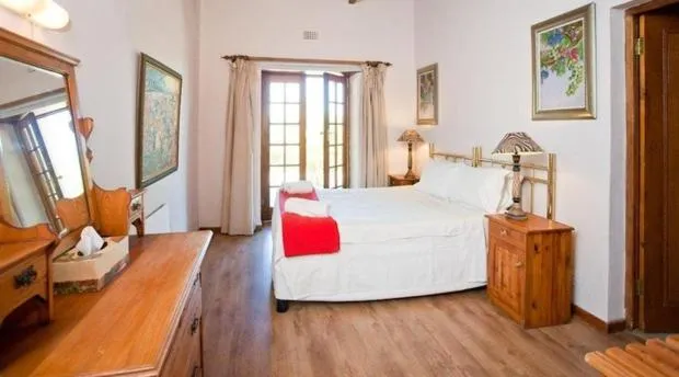 Photo of the whole room, Bed in Red Stone Hills