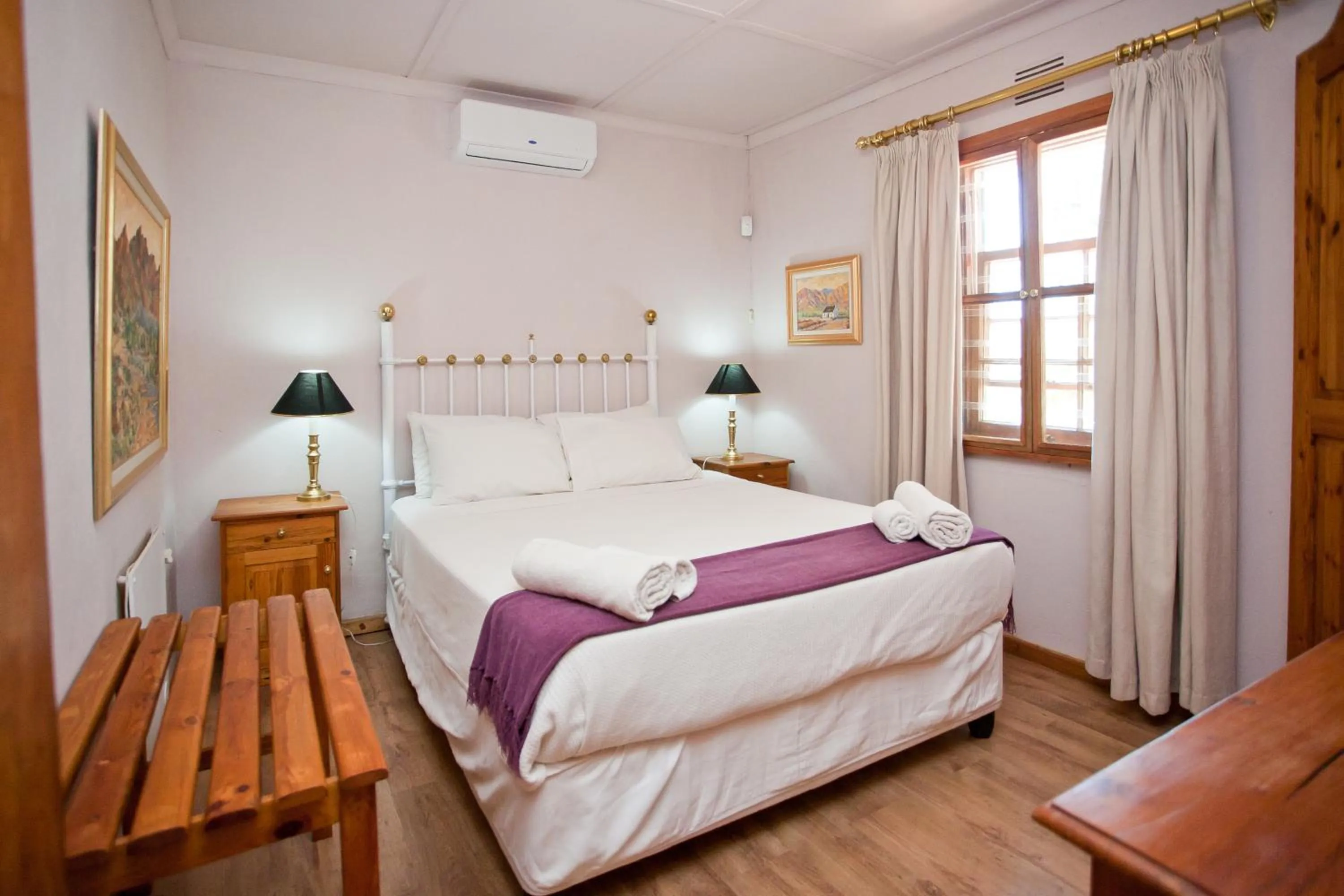 Bedroom, Bed in Red Stone Hills