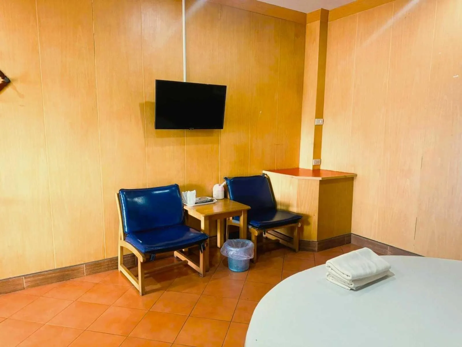 Bedroom, Bed in OYO 75583 Fut Fit Fo Fai Inn Hotel