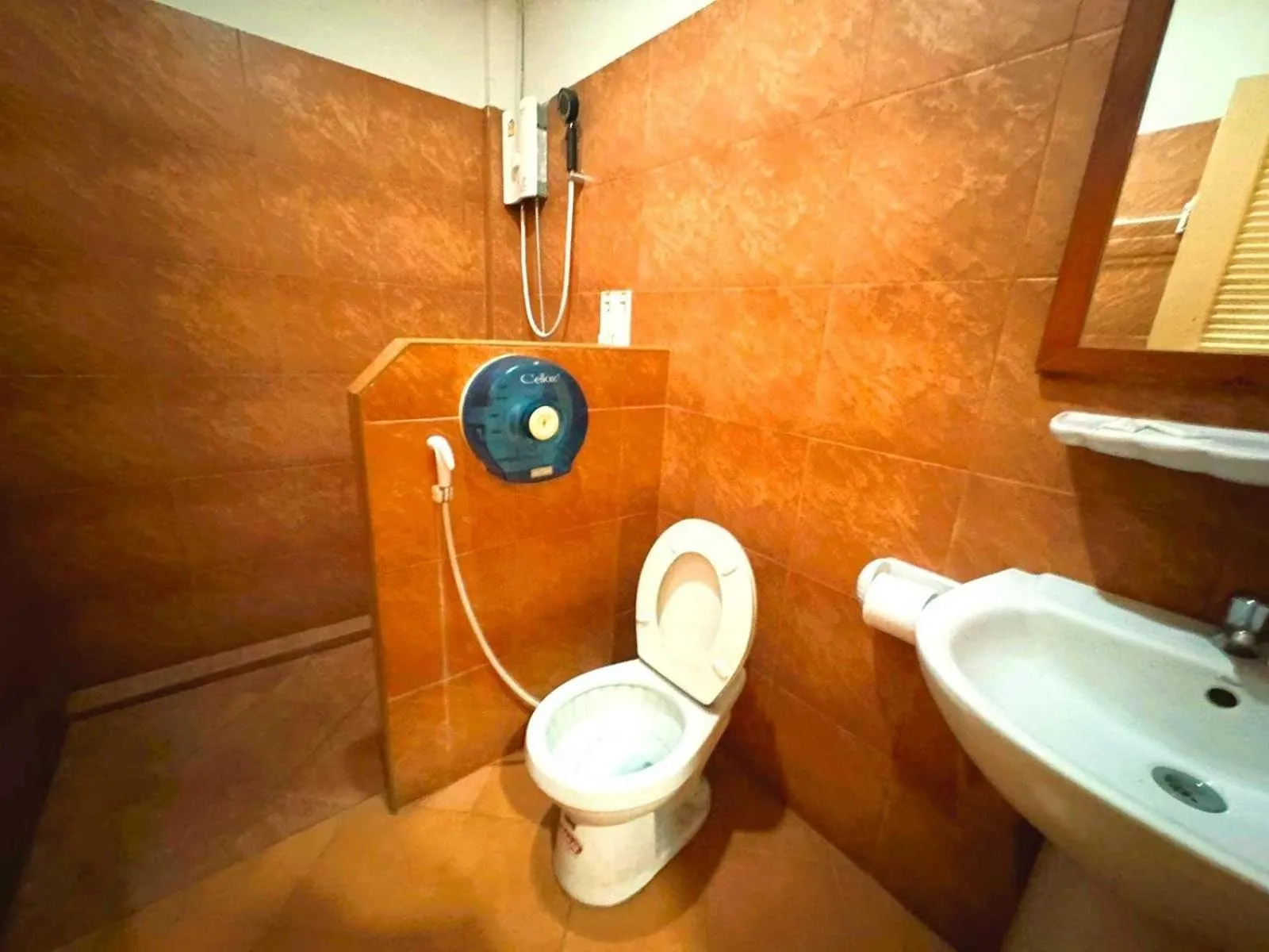 Bathroom in OYO 75583 Fut Fit Fo Fai Inn Hotel