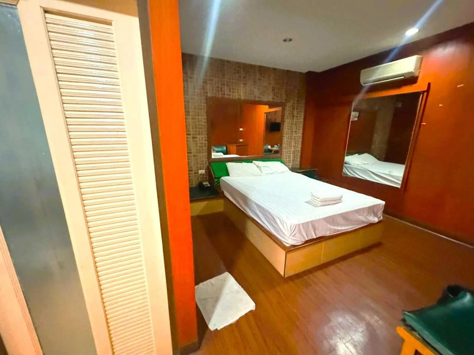 Bedroom, Bed in OYO 75583 Fut Fit Fo Fai Inn Hotel