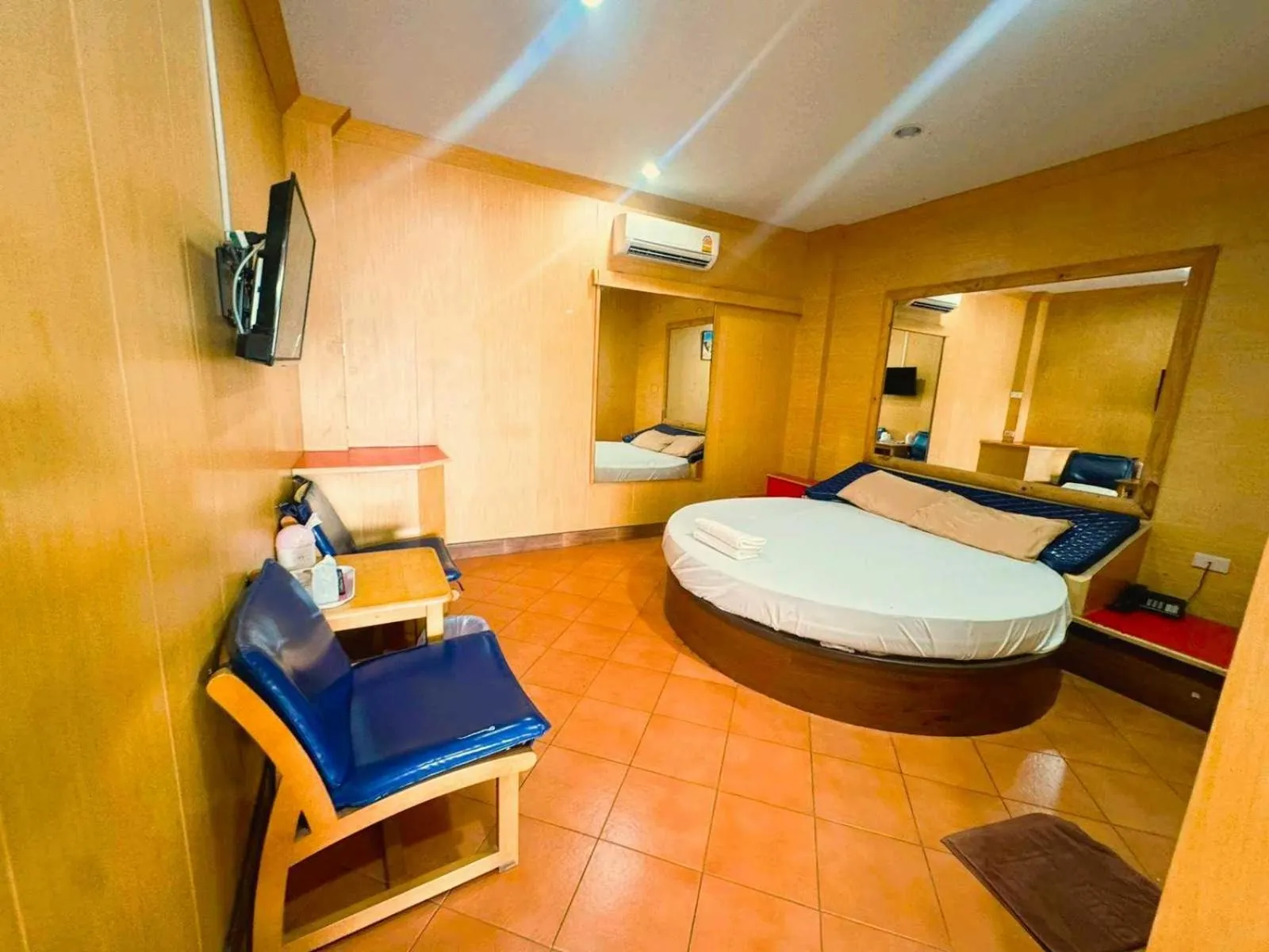 Bedroom in OYO 75583 Fut Fit Fo Fai Inn Hotel