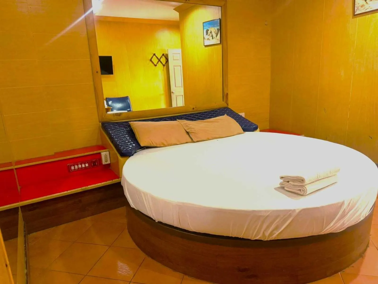 Bedroom, Bed in OYO 75583 Fut Fit Fo Fai Inn Hotel