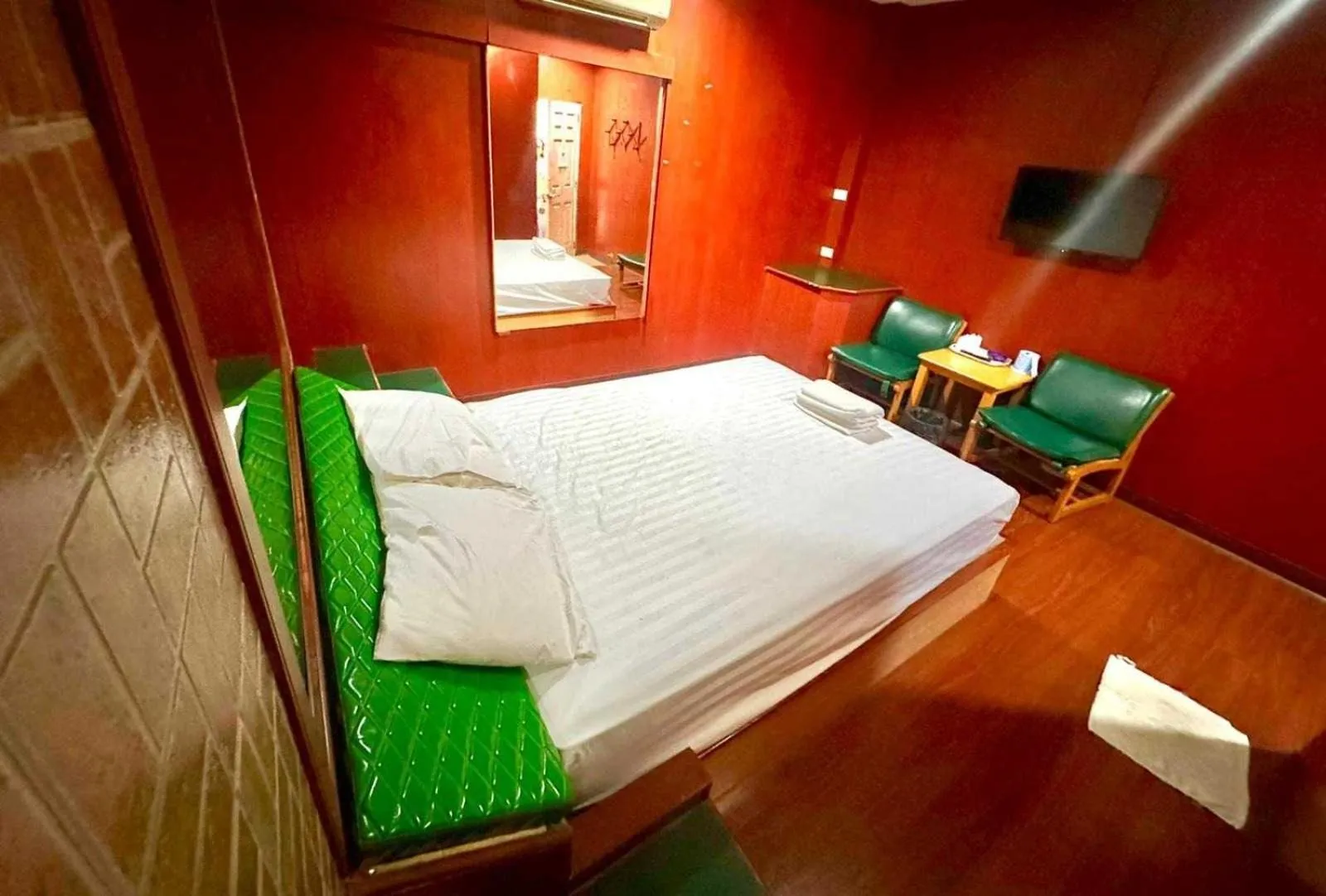 Bedroom, Bed in OYO 75583 Fut Fit Fo Fai Inn Hotel