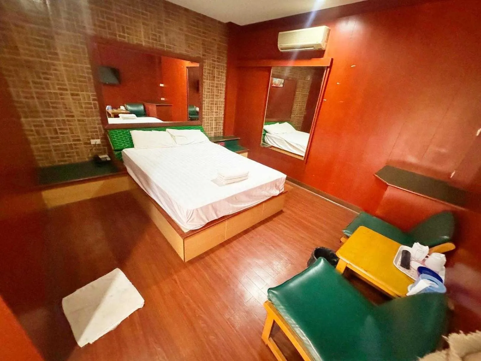 Bedroom, Bed in OYO 75583 Fut Fit Fo Fai Inn Hotel