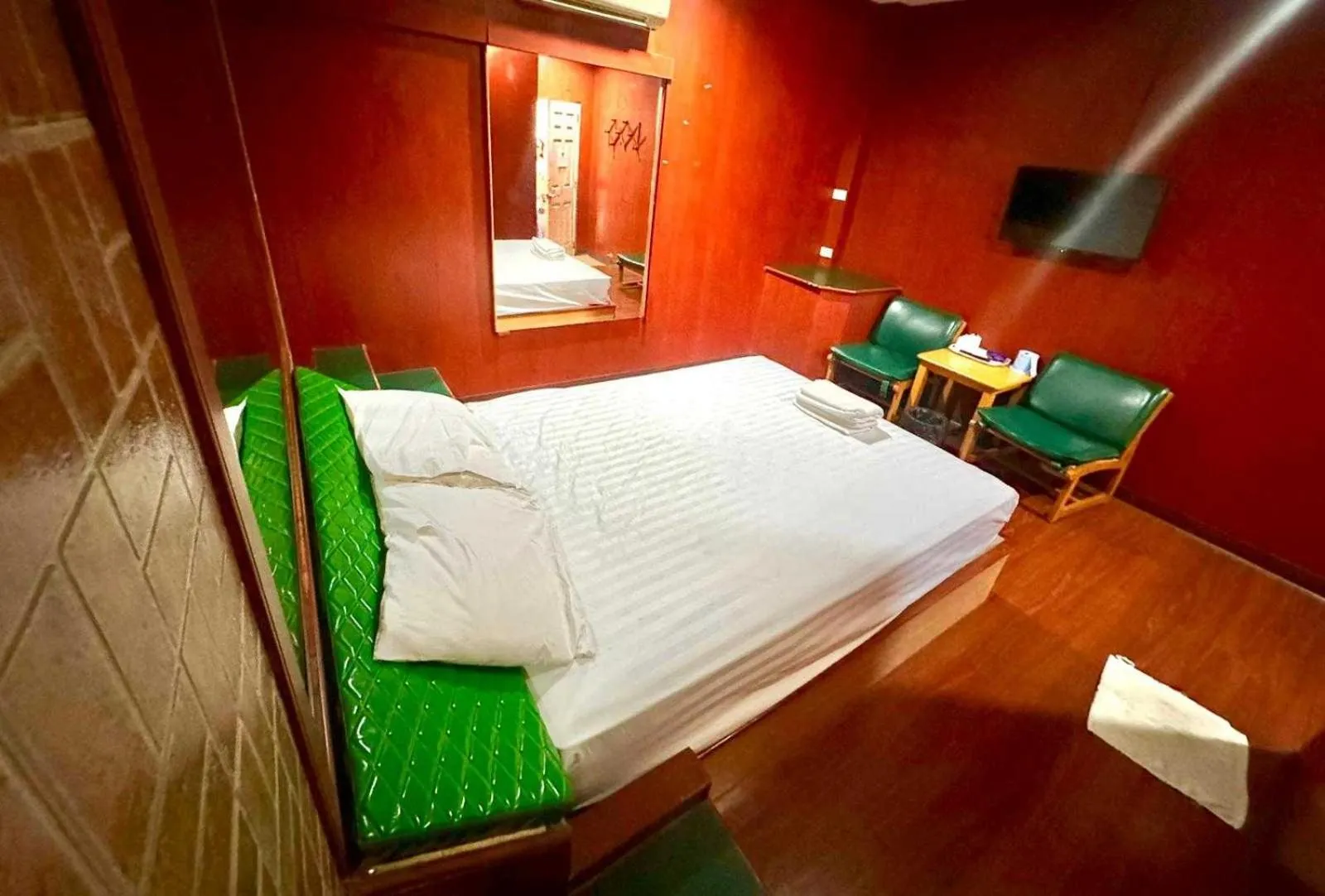 Bedroom, Bed in OYO 75583 Fut Fit Fo Fai Inn Hotel