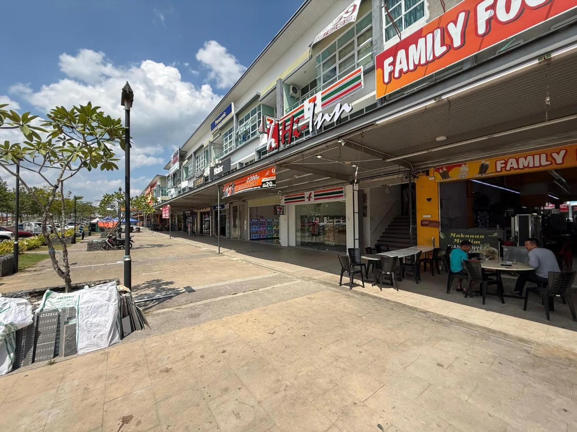 Facade/entrance in OYO 91193 Hi Inn Sibu Jaya