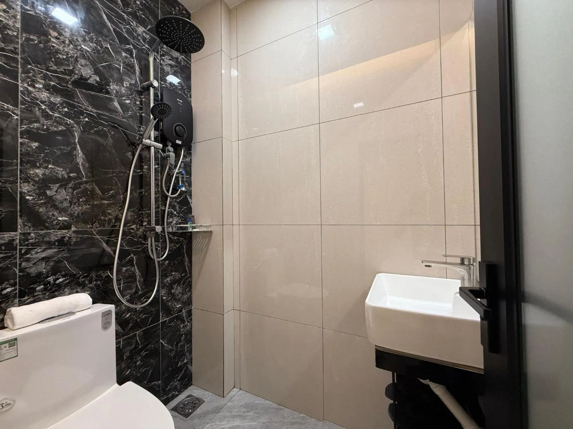 Bathroom in OYO 91193 Hi Inn Sibu Jaya