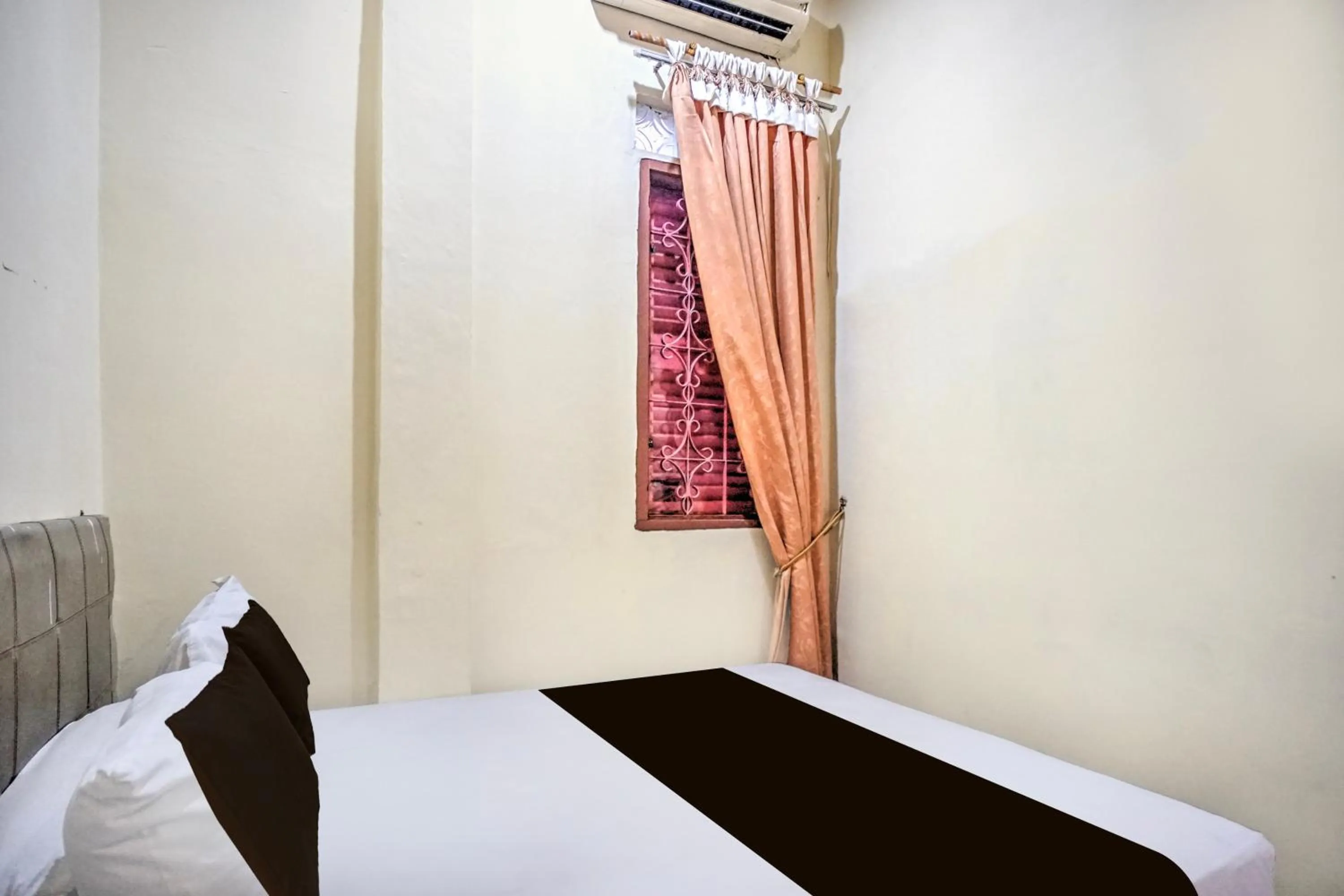 Bedroom, Bed in Hotel O Medan near Sun Plaza formerly Medan Baru House