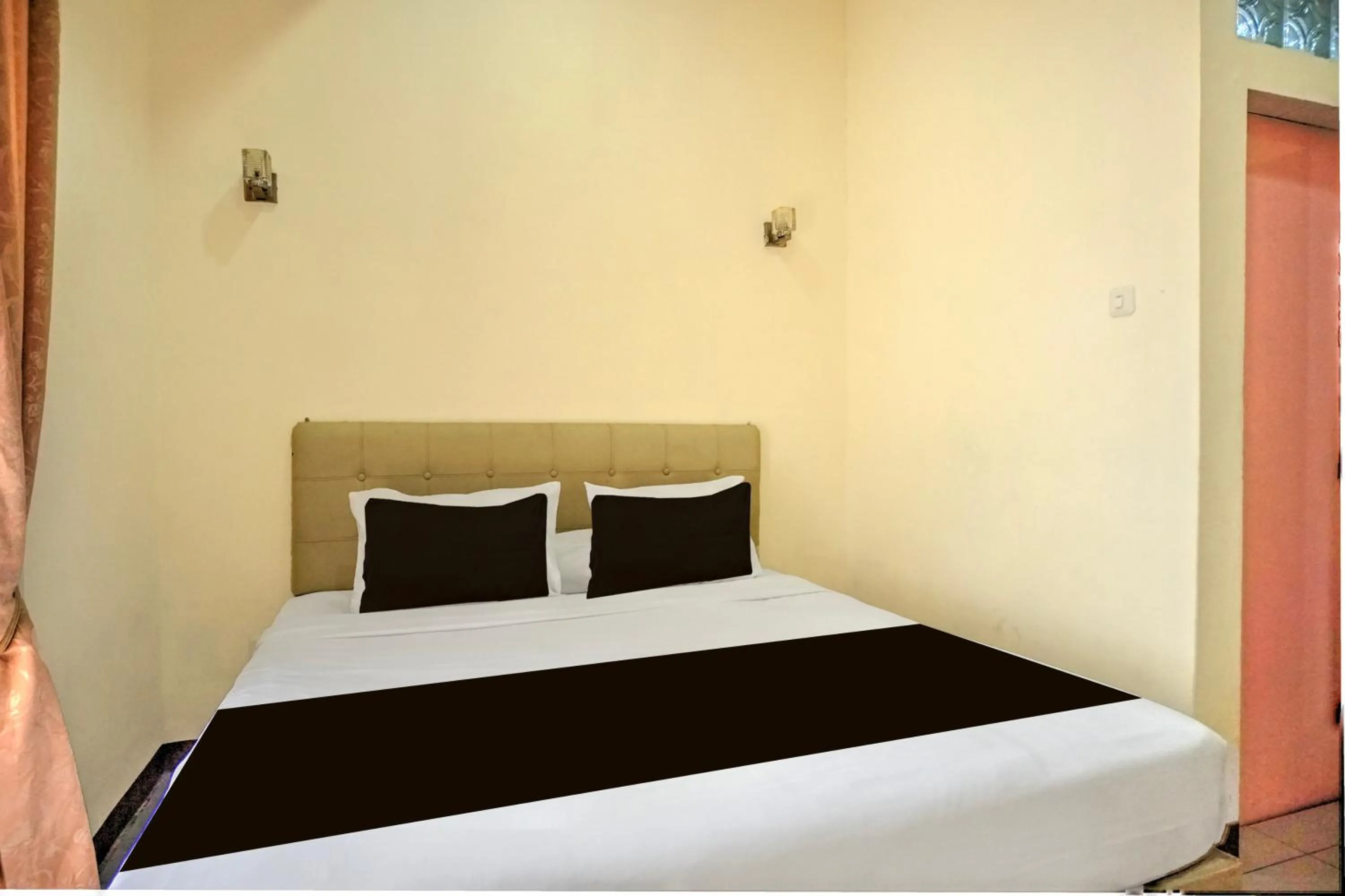 Bedroom, Bed in Hotel O Medan near Sun Plaza formerly Medan Baru House