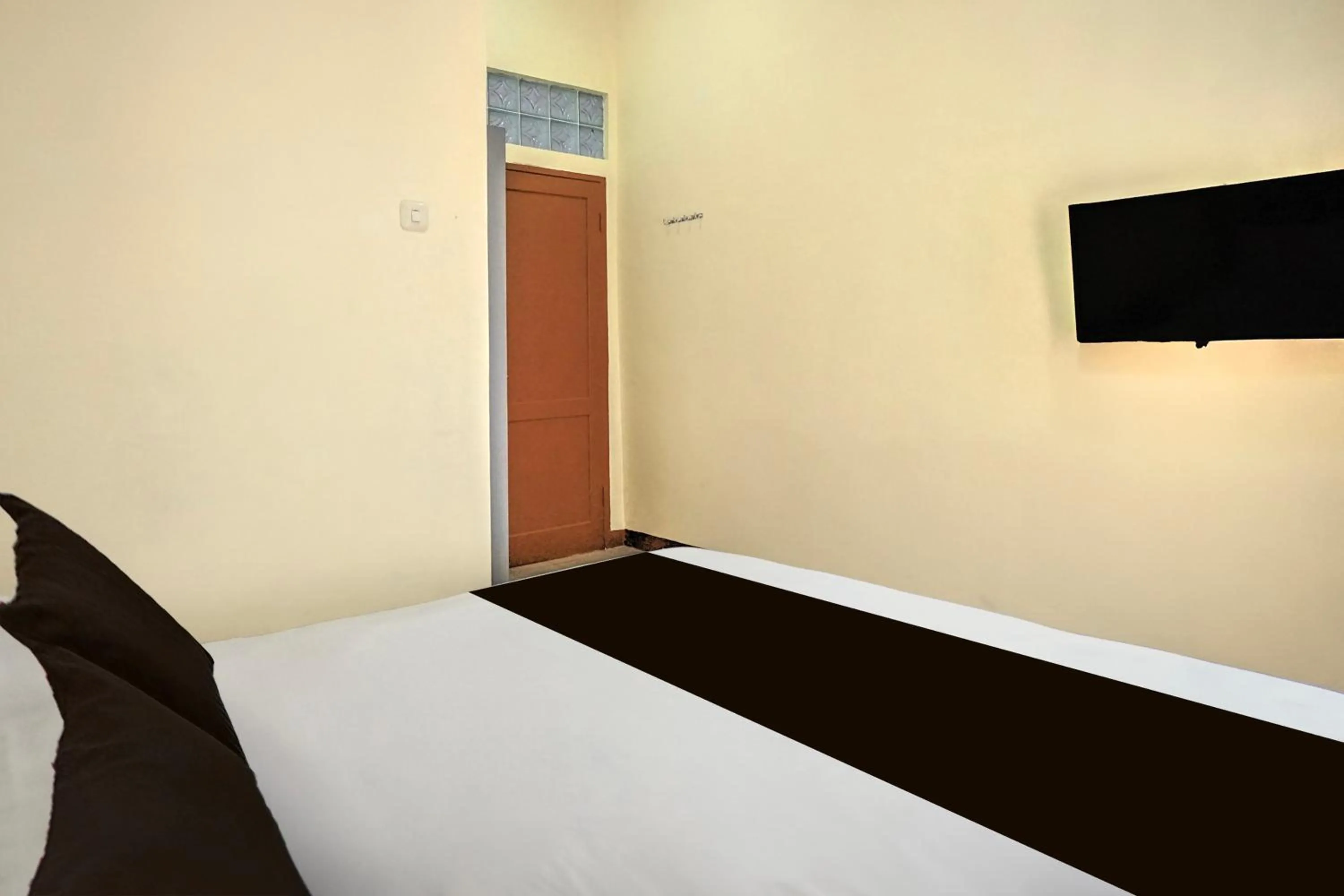 Bedroom, Bed in Hotel O Medan near Sun Plaza formerly Medan Baru House