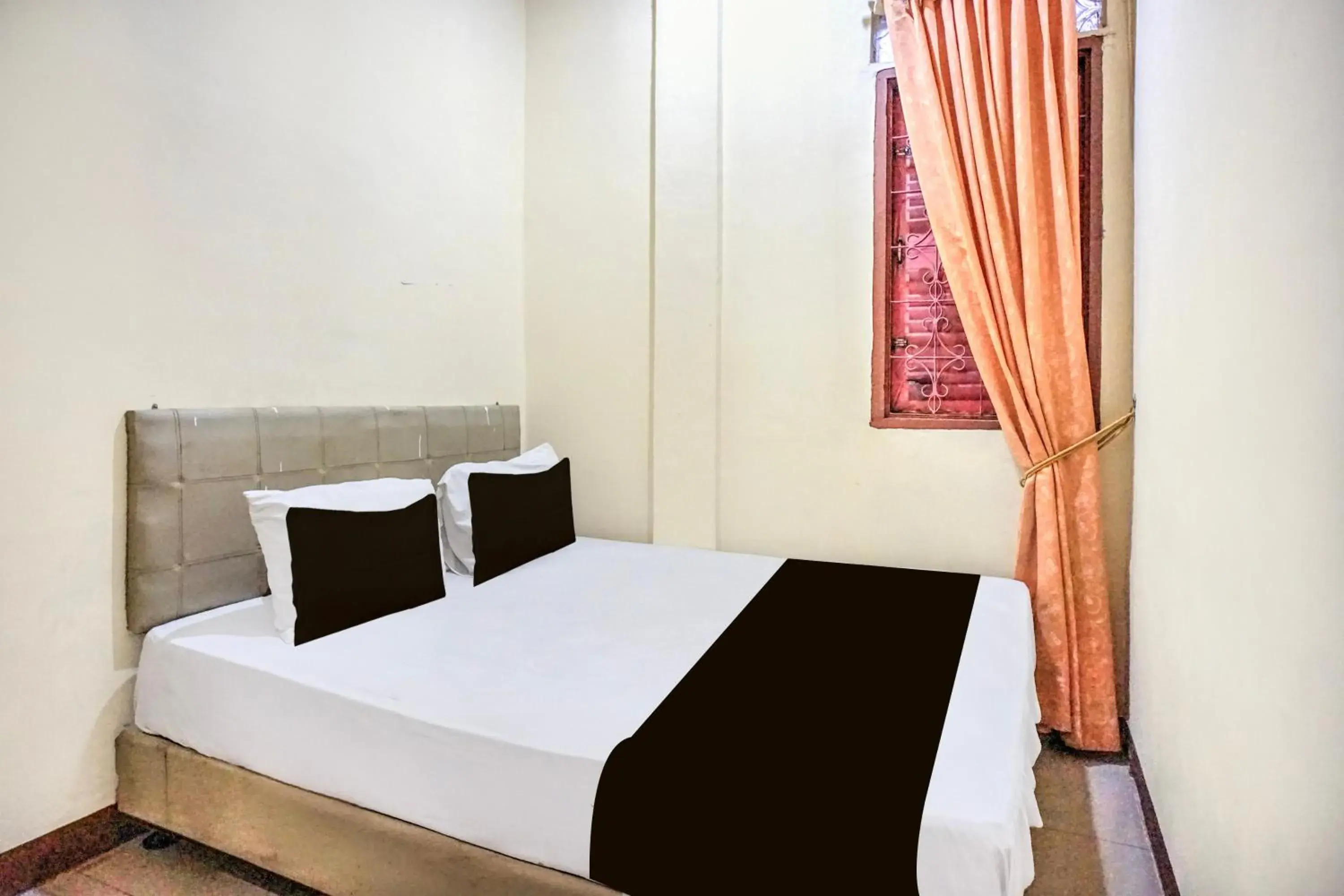Standard Double Room in Hotel O Medan near Sun Plaza formerly Medan Baru House Standard Double Room in Hotel O Medan near Sun Plaza formerly Medan Baru House