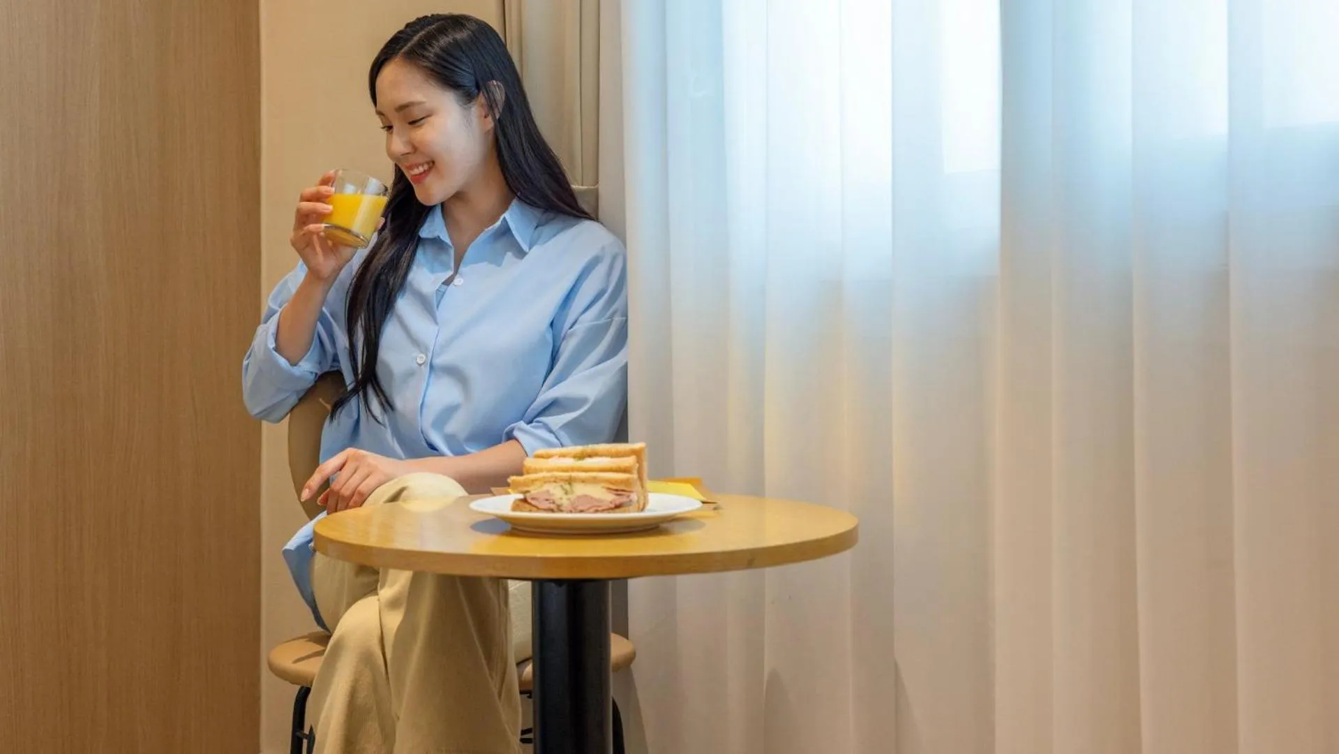 Seating area in Browndot Hotel Jeonju Junghwasan