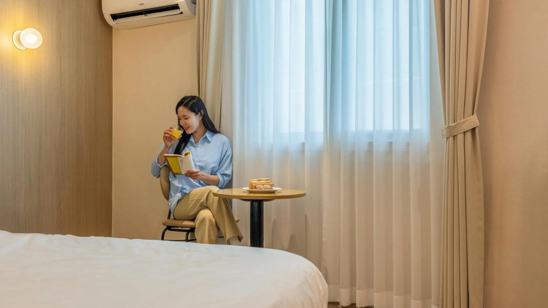 Seating area, Bed in Browndot Hotel Jeonju Junghwasan