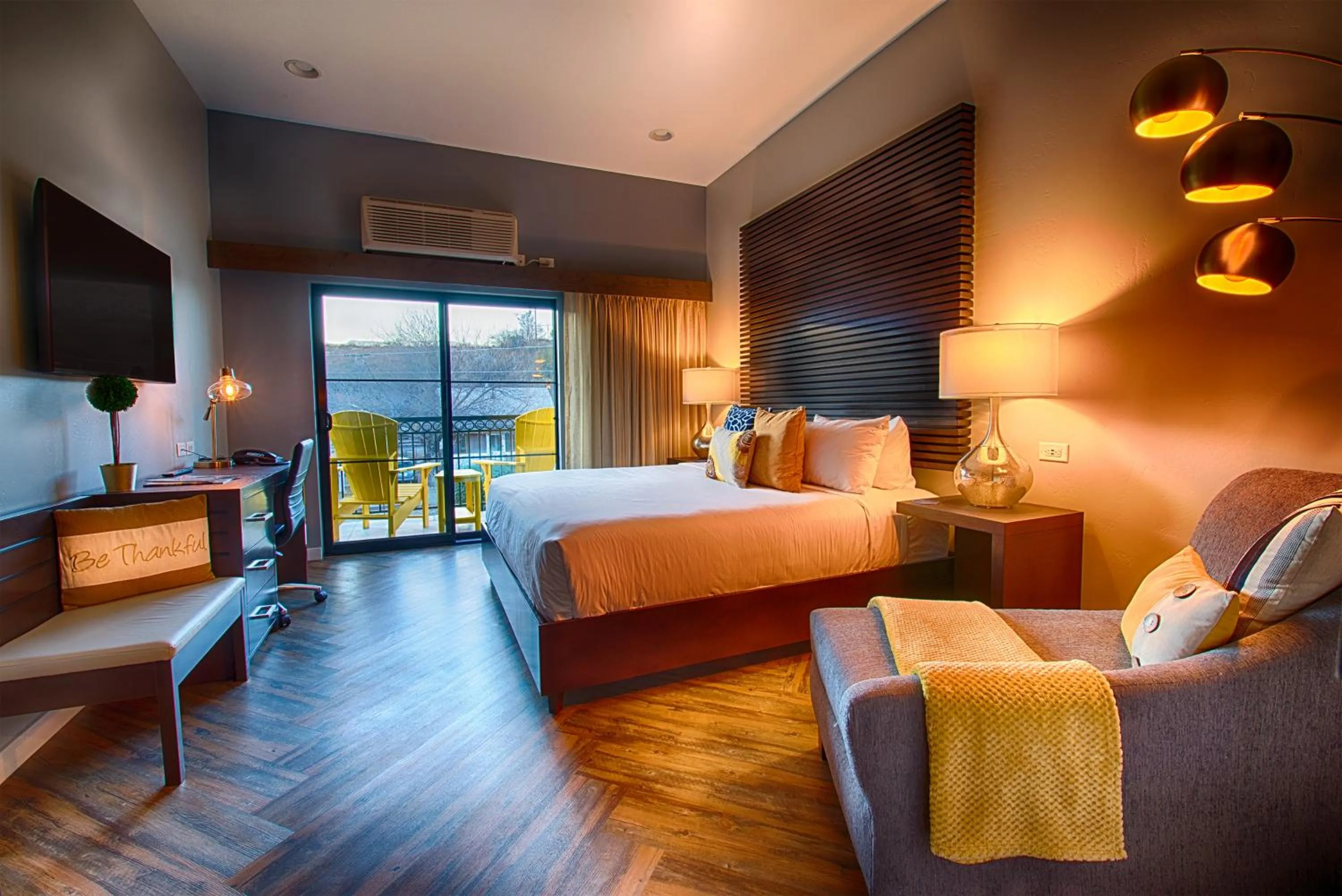 Photo of the whole room, Bed in The Tavern Hotel