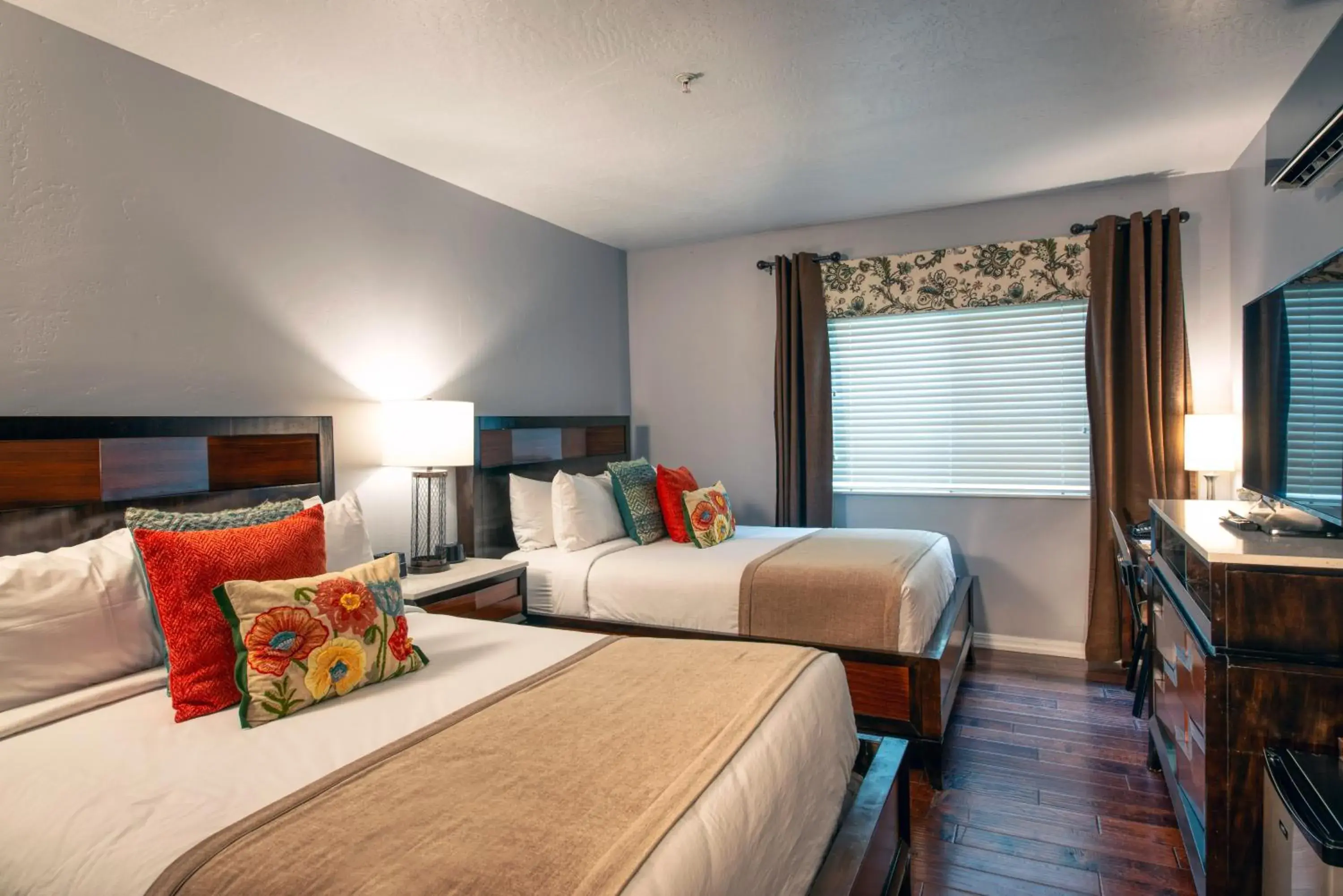 Deluxe Queen Room in The Tavern Hotel Deluxe Queen Room in The Tavern Hotel