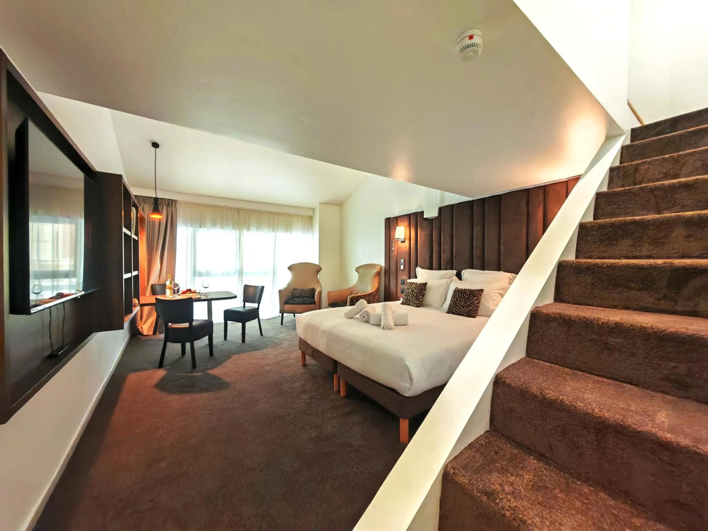 Bedroom, Bed in Hôtel & Appartements Monsigny