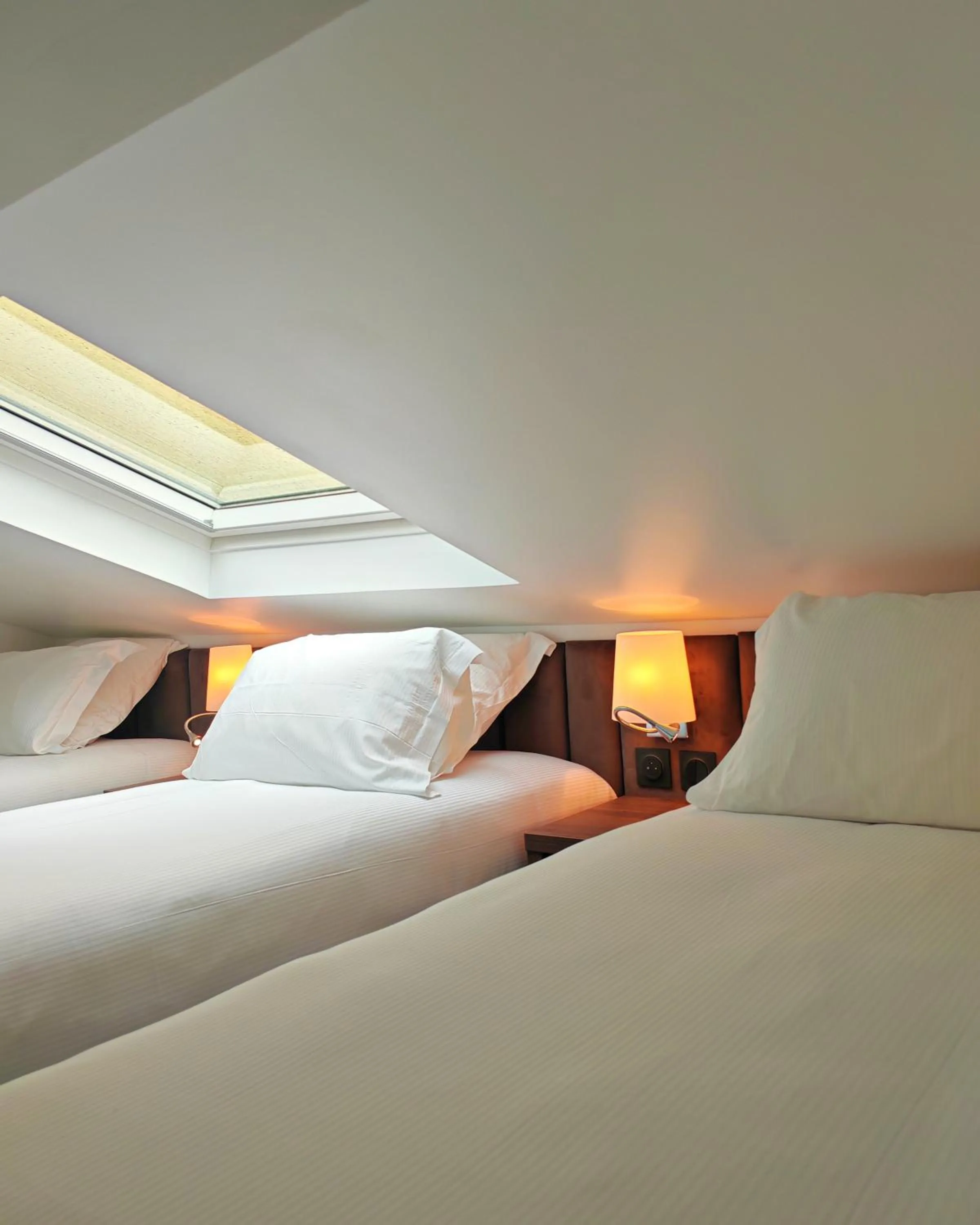 Bedroom, Bed in Hôtel & Appartements Monsigny